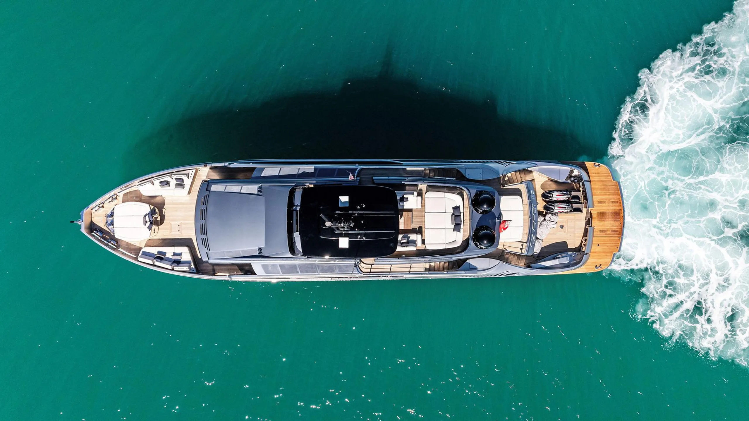 Pershing 35m - Photograph 4