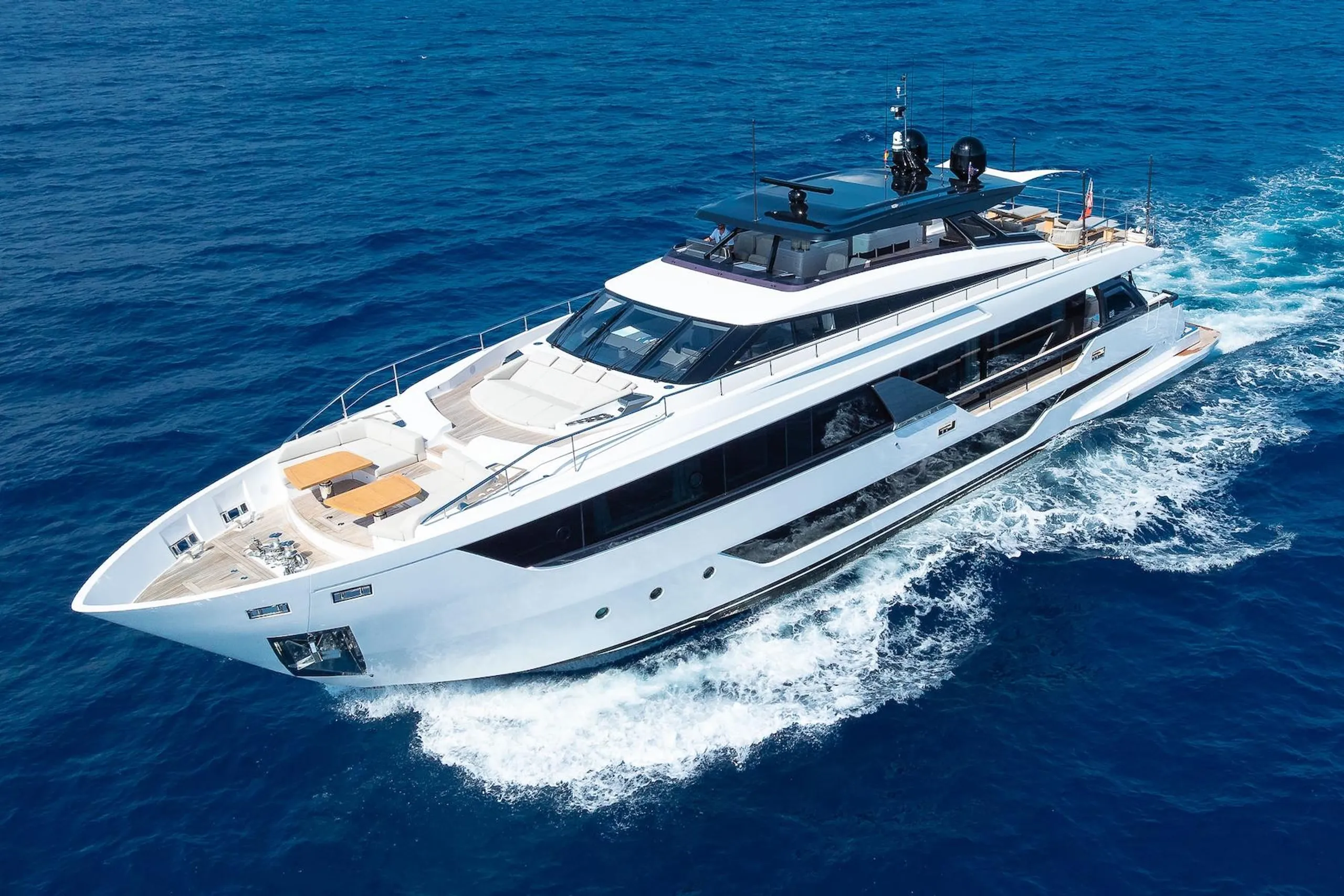 Ferretti 30m - Photograph 3