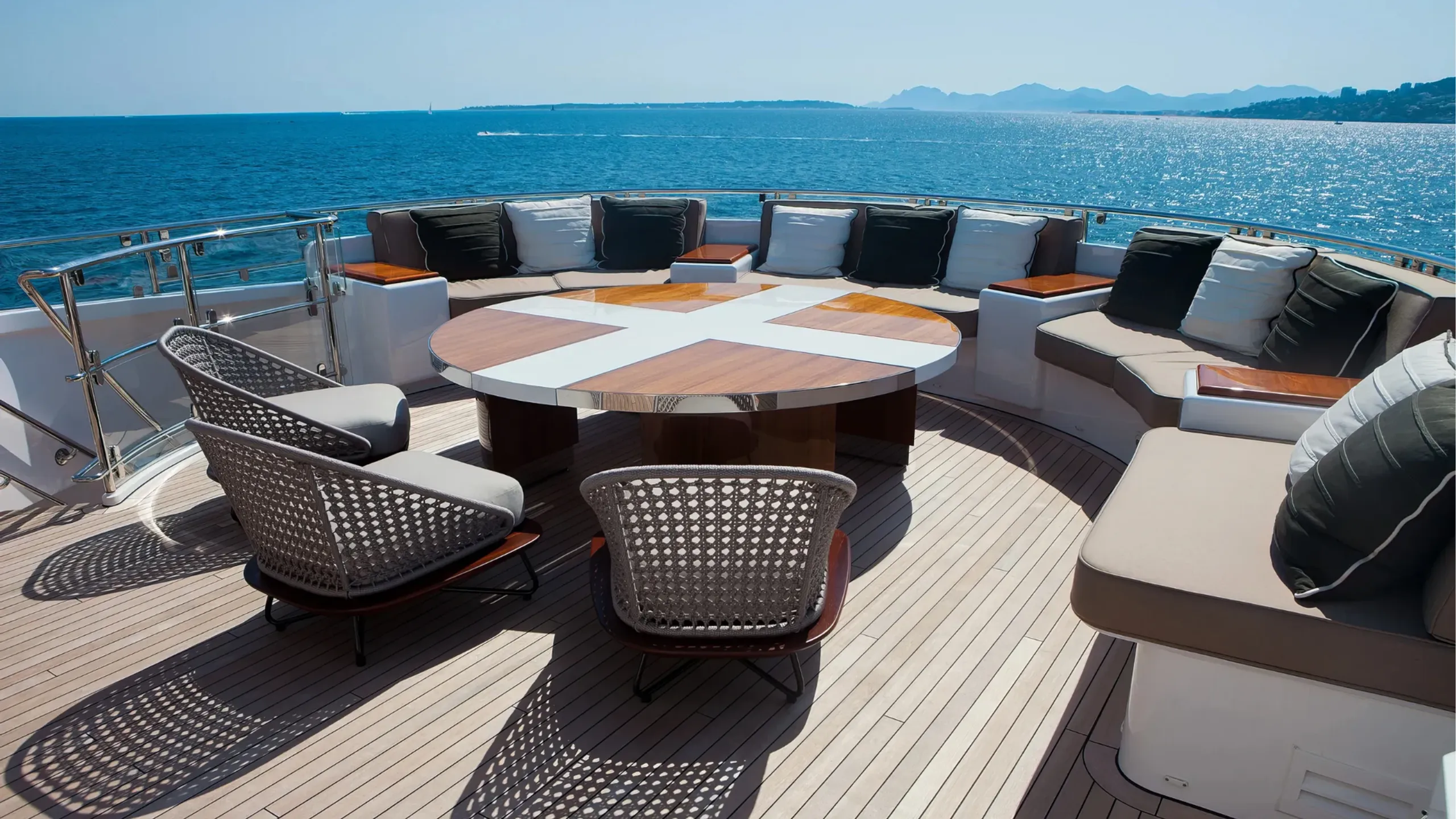Heesen 46.7m (photograph 6)