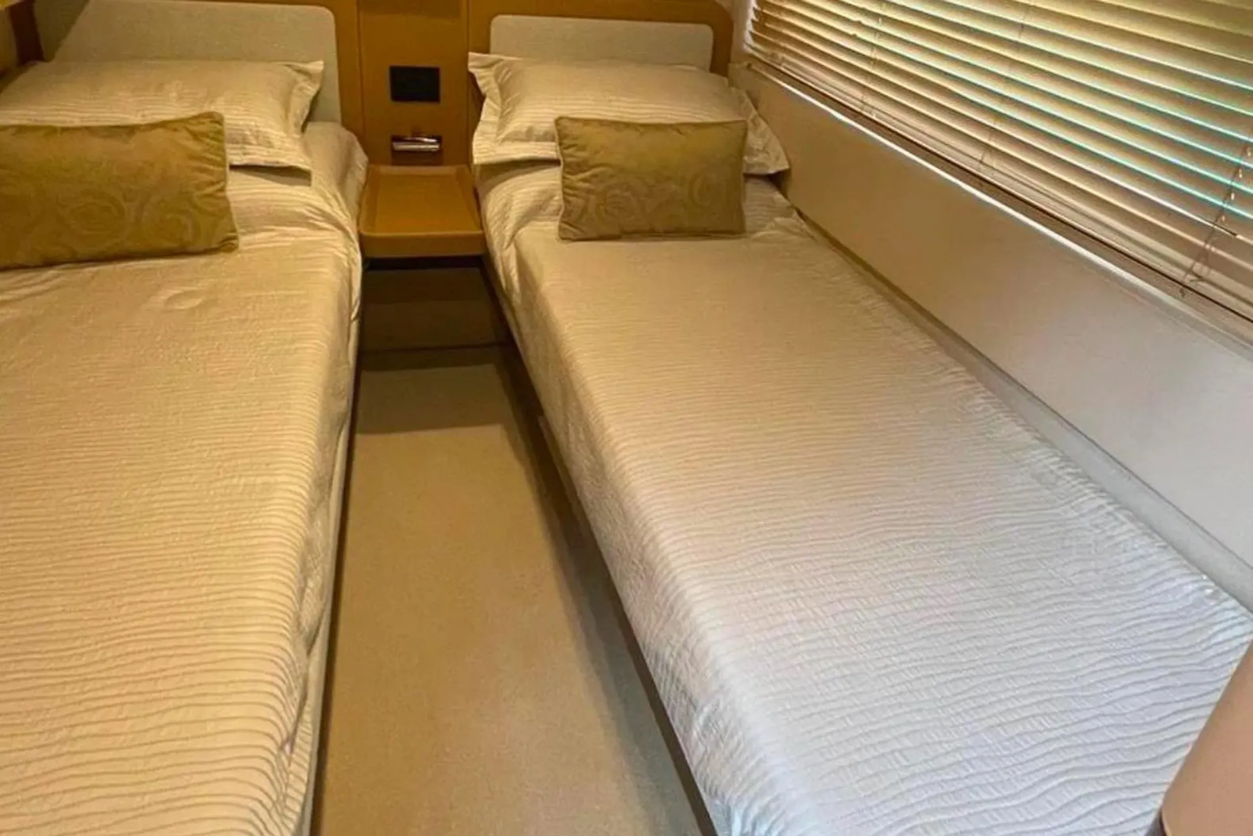 Azimut 23m - Photograph 7