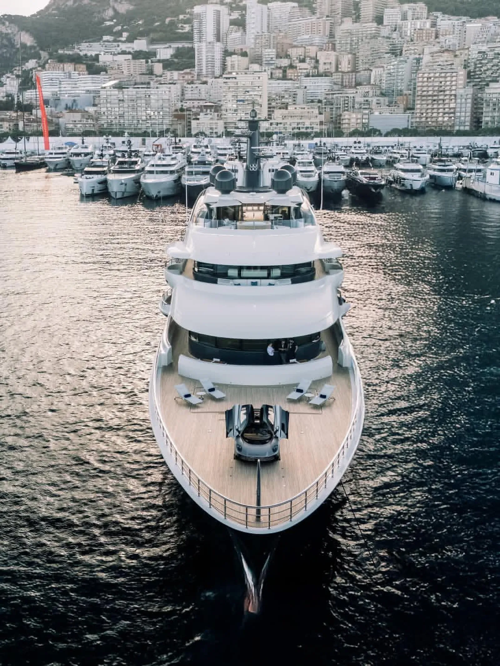 Superyacht in ingresso in un porto turistico del Mediterraneo