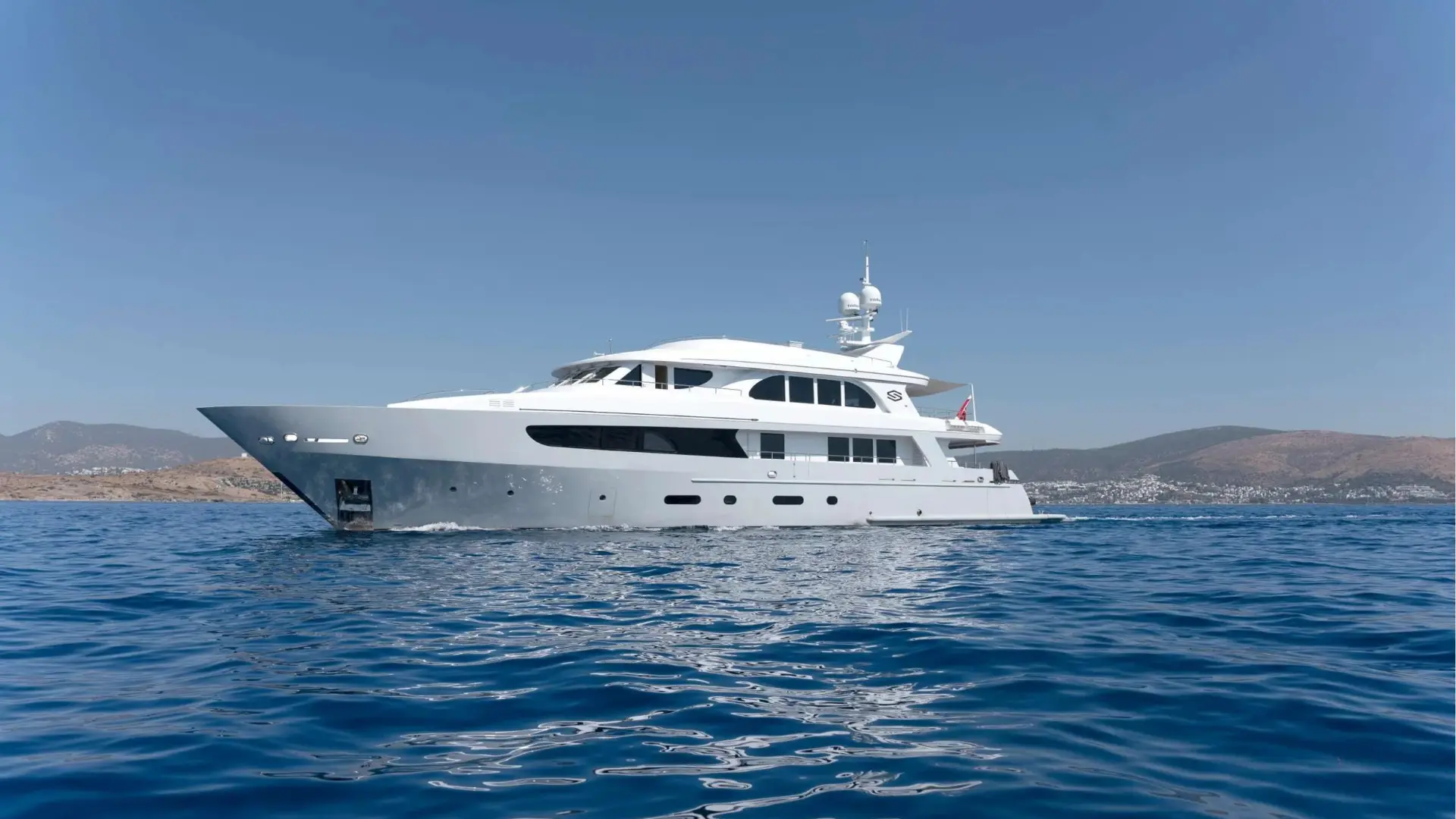 Custom 43-metre at anchor