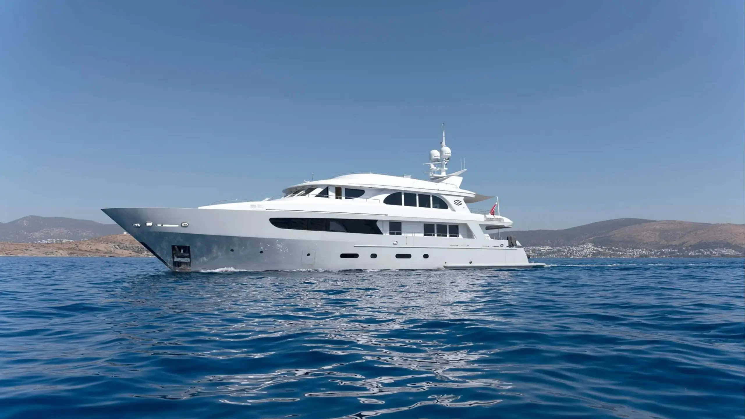 Custom 43-metre at anchor