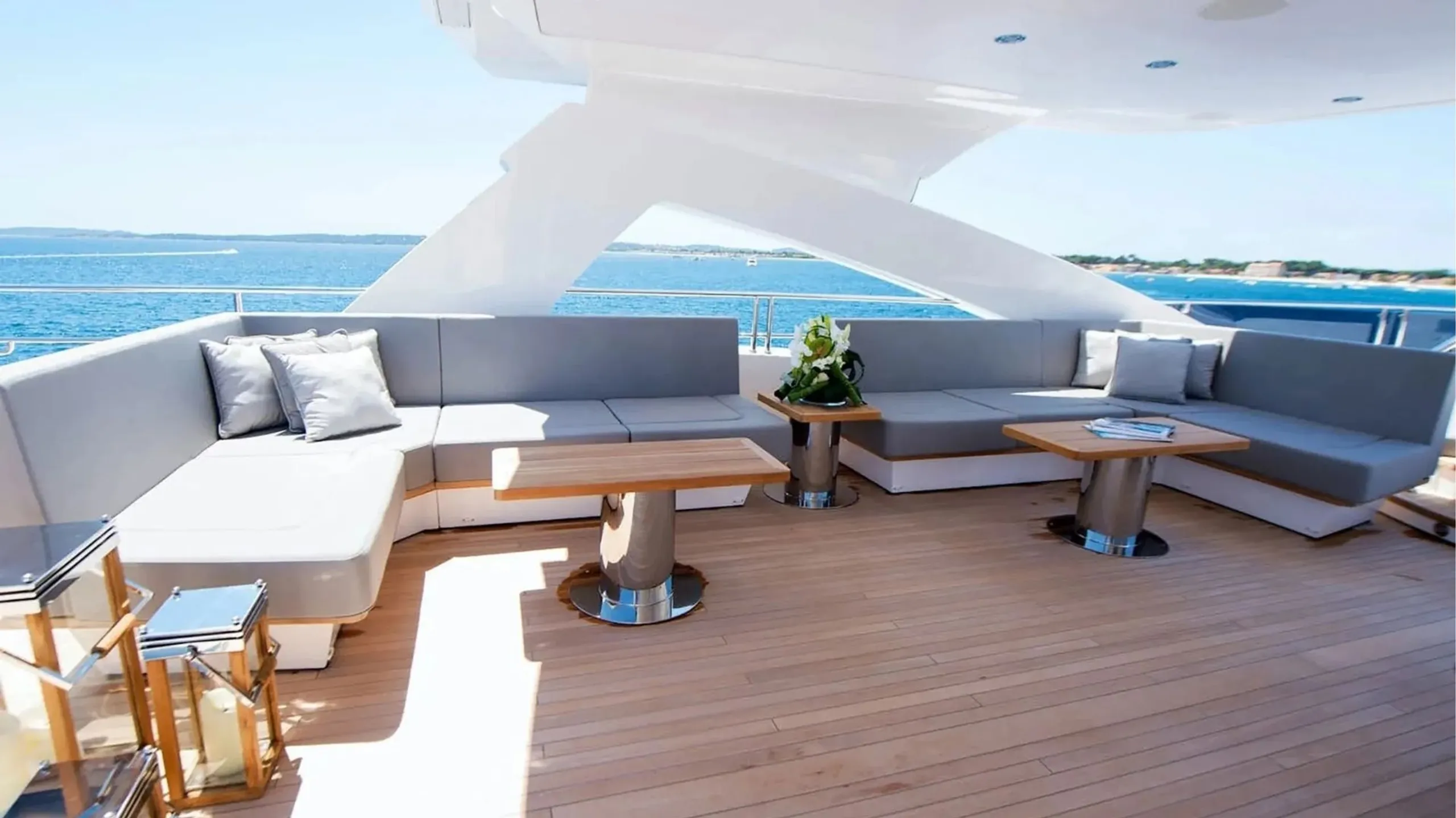 Sunseeker 40m, exterior detail.
