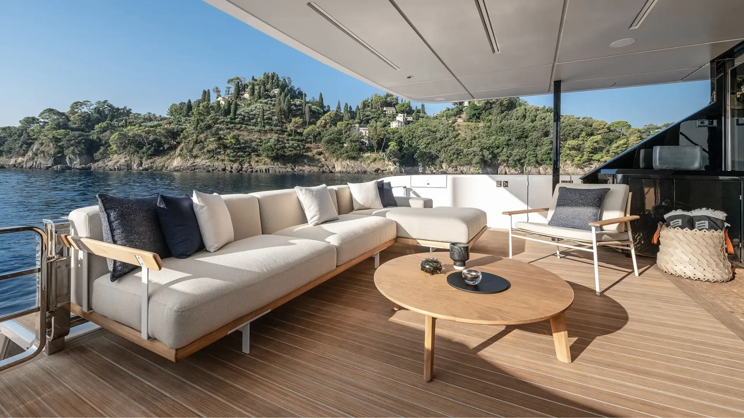 Ferretti 24m - Photograph 9