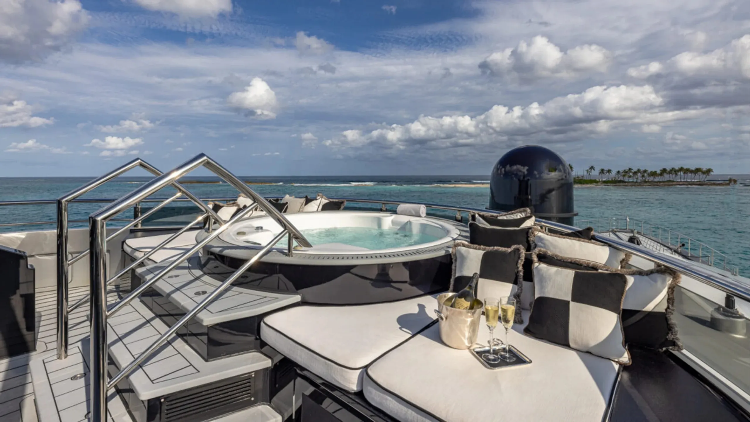 Isa Yachts 66.4m (photograph 10)
