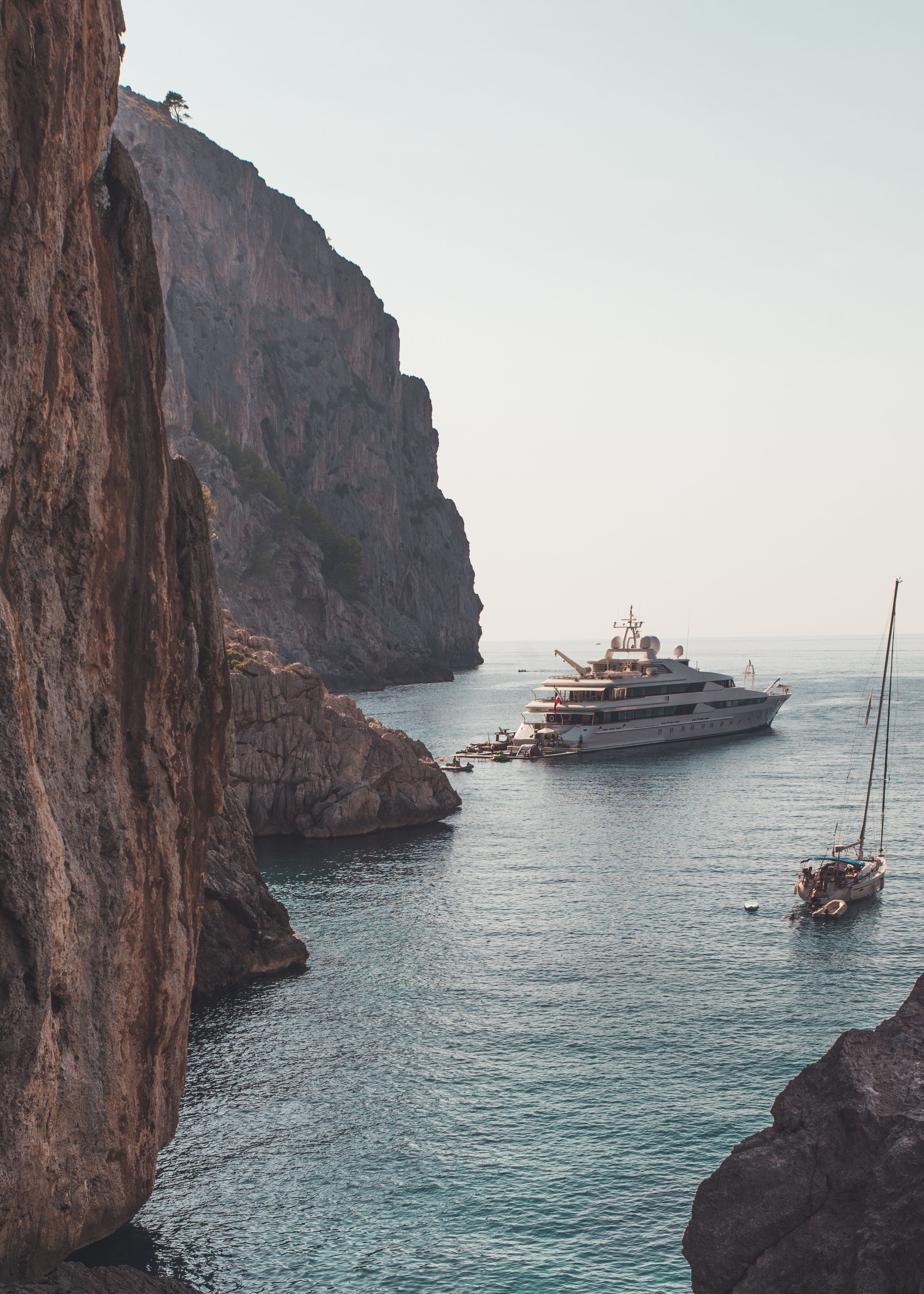 Yacht charter guides. Editorial
