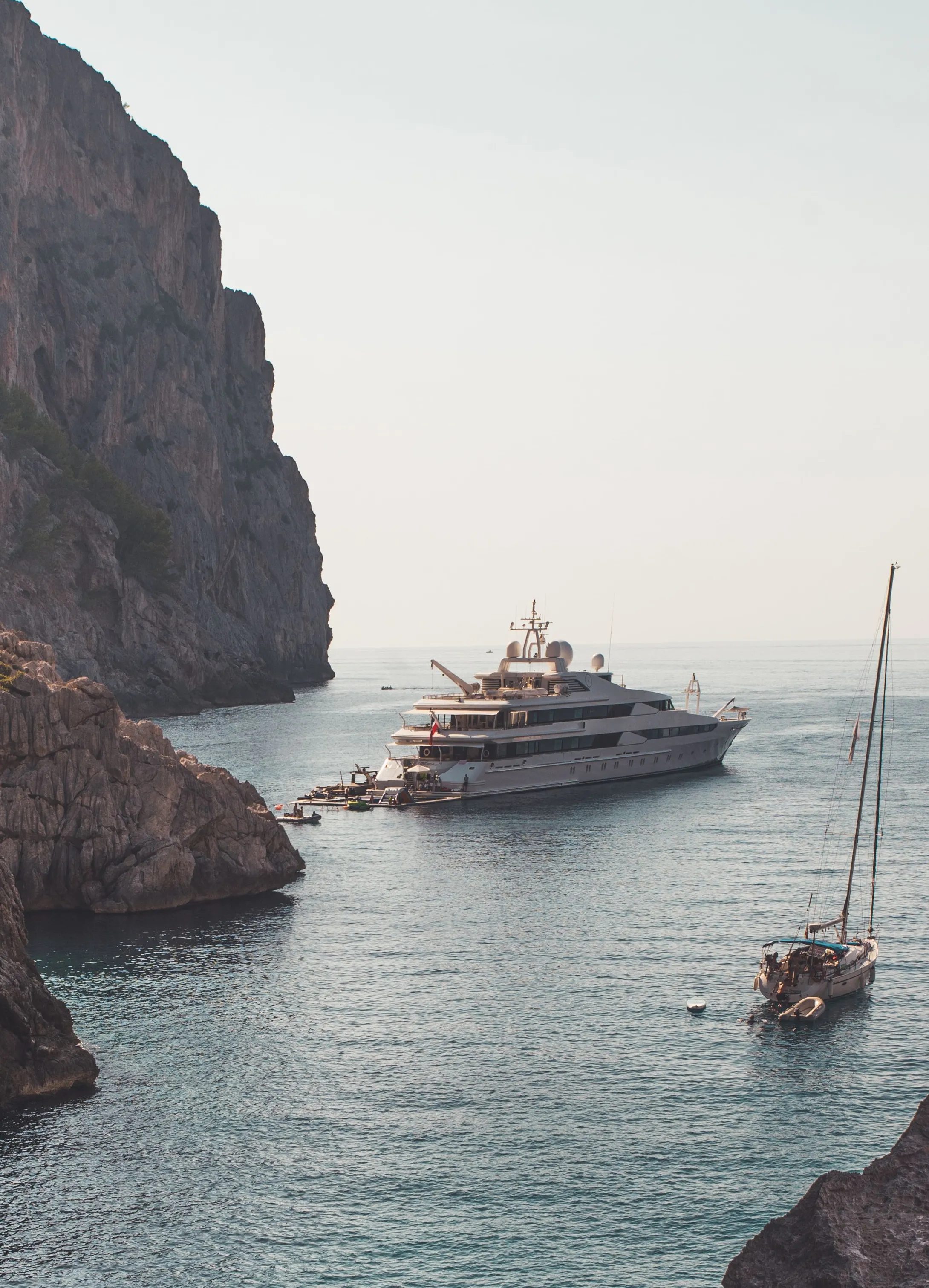 Yacht charter guides. Editorial