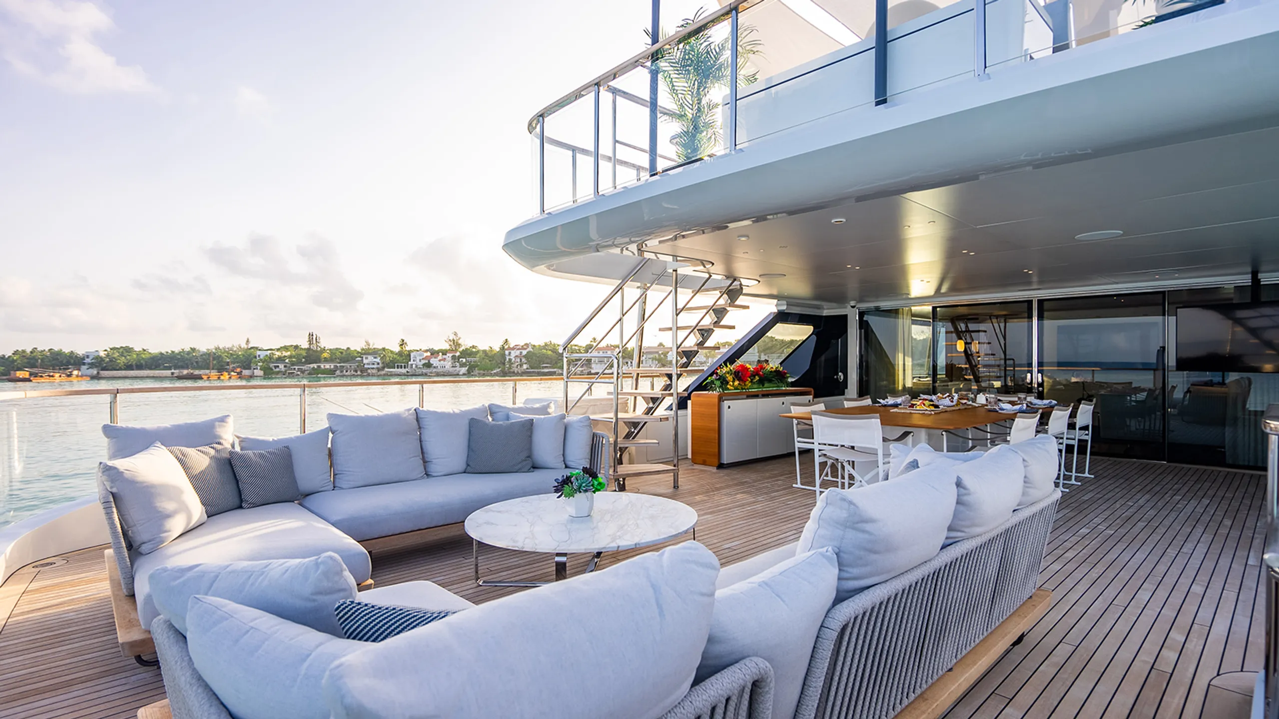 Benetti 37m - Photograph 9
