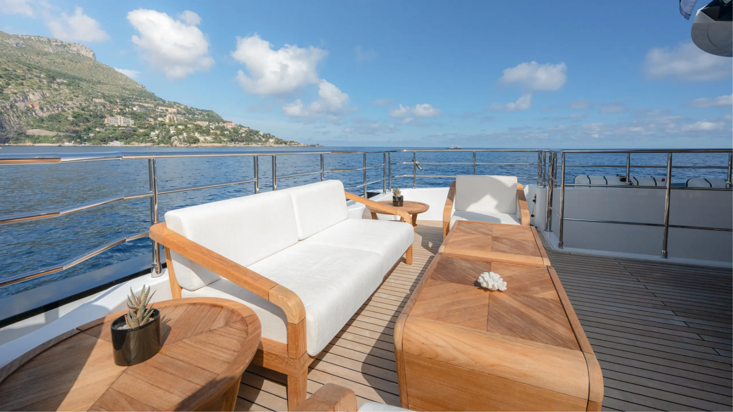 Gulf Craft - 37m — photograph 8