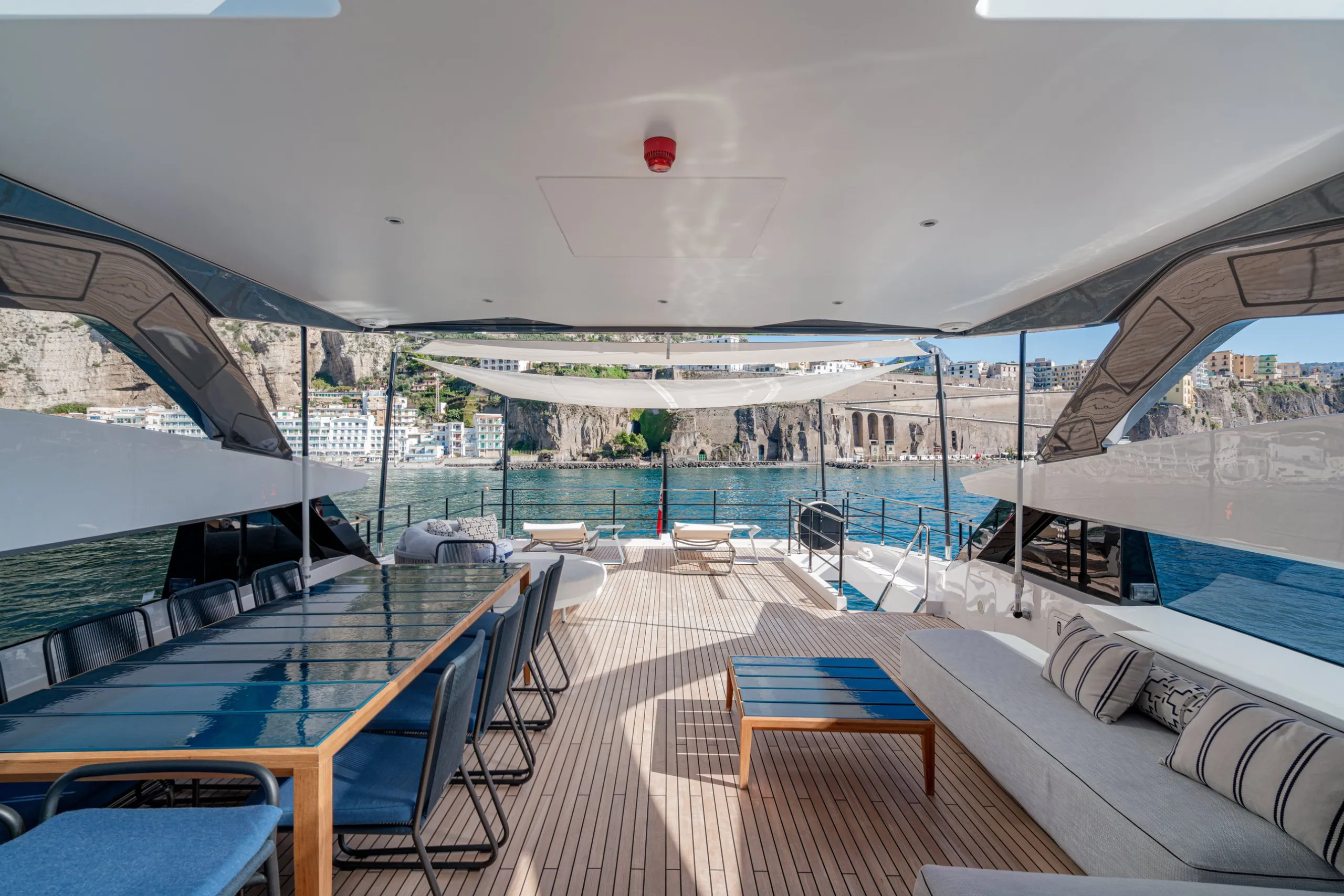 Ferretti 33m (photograph 3)