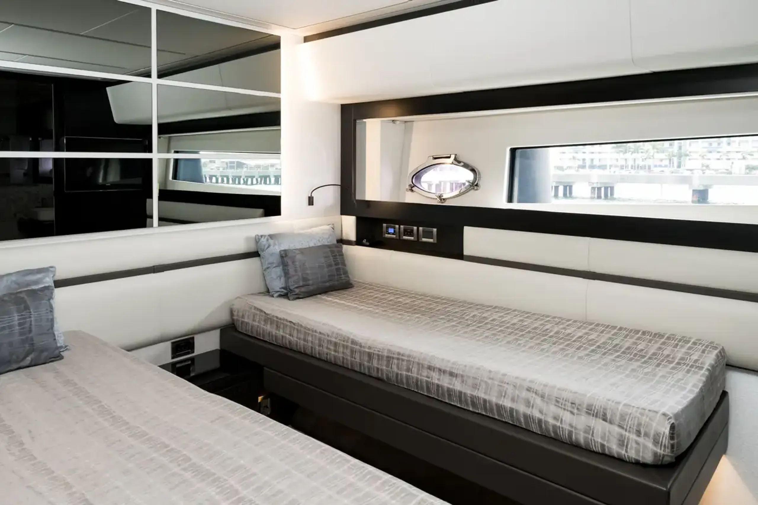 Pershing 28m - Photograph 9