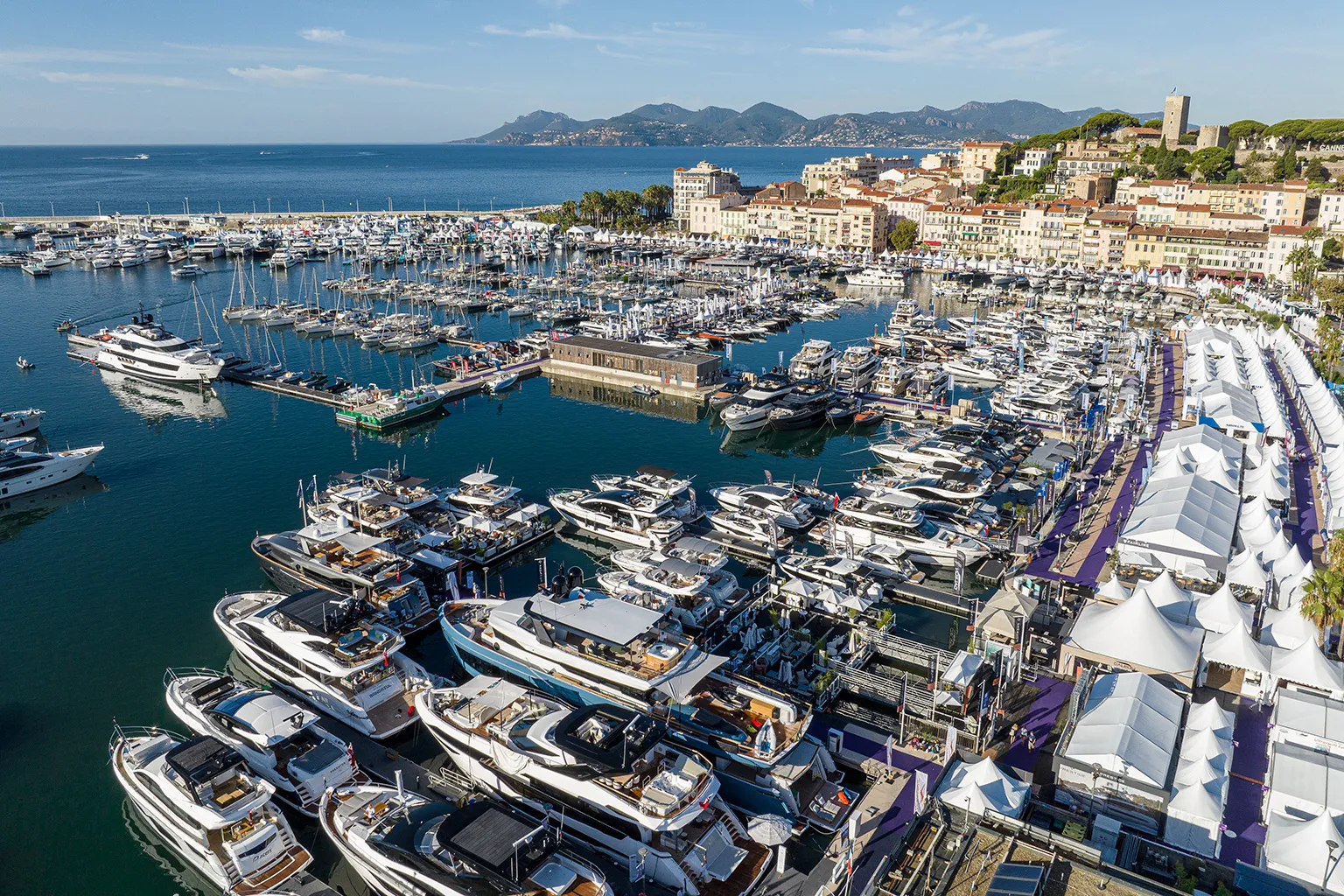 Yacht events. Editorial