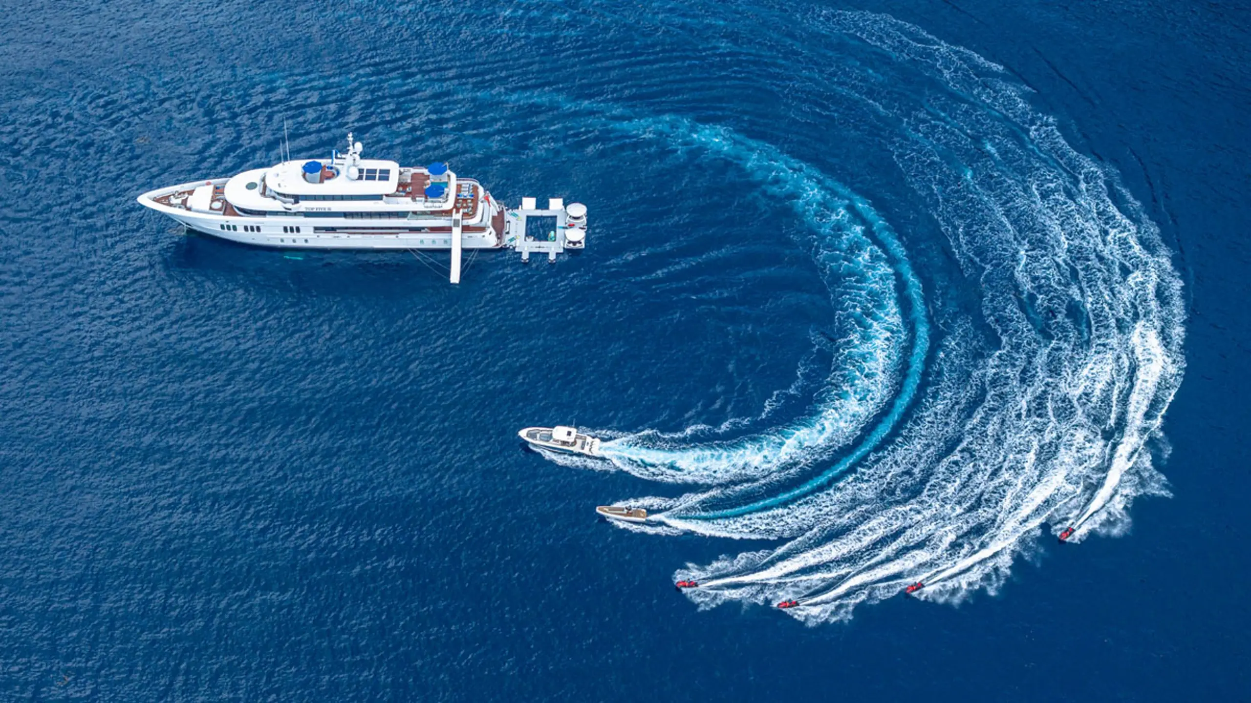 Hakvoort 61-metre at anchor
