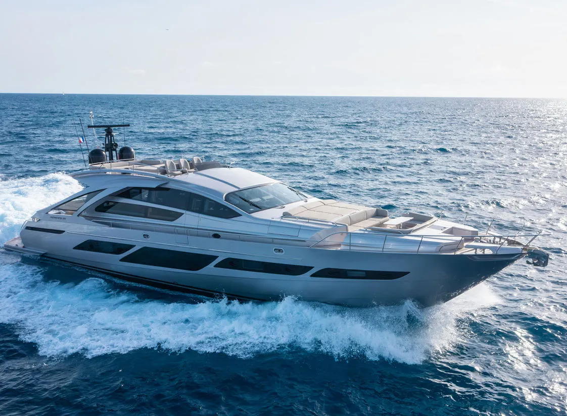 Pershing 28m - Photograph 1