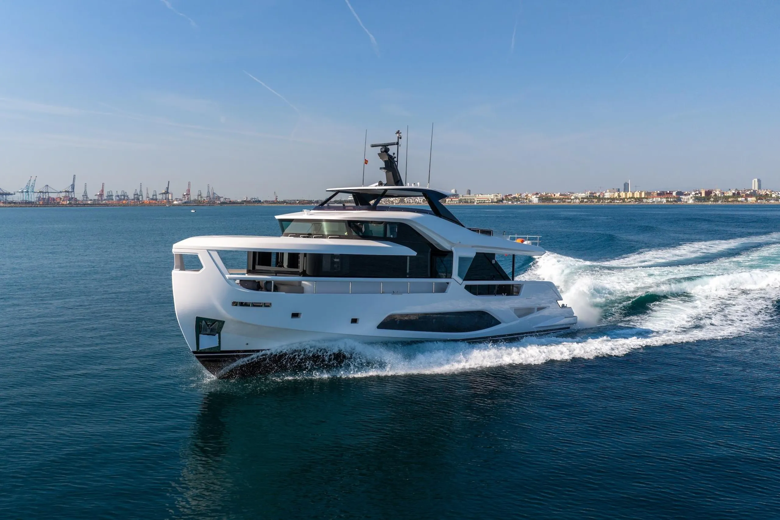 Ferretti 24m - Photograph 4