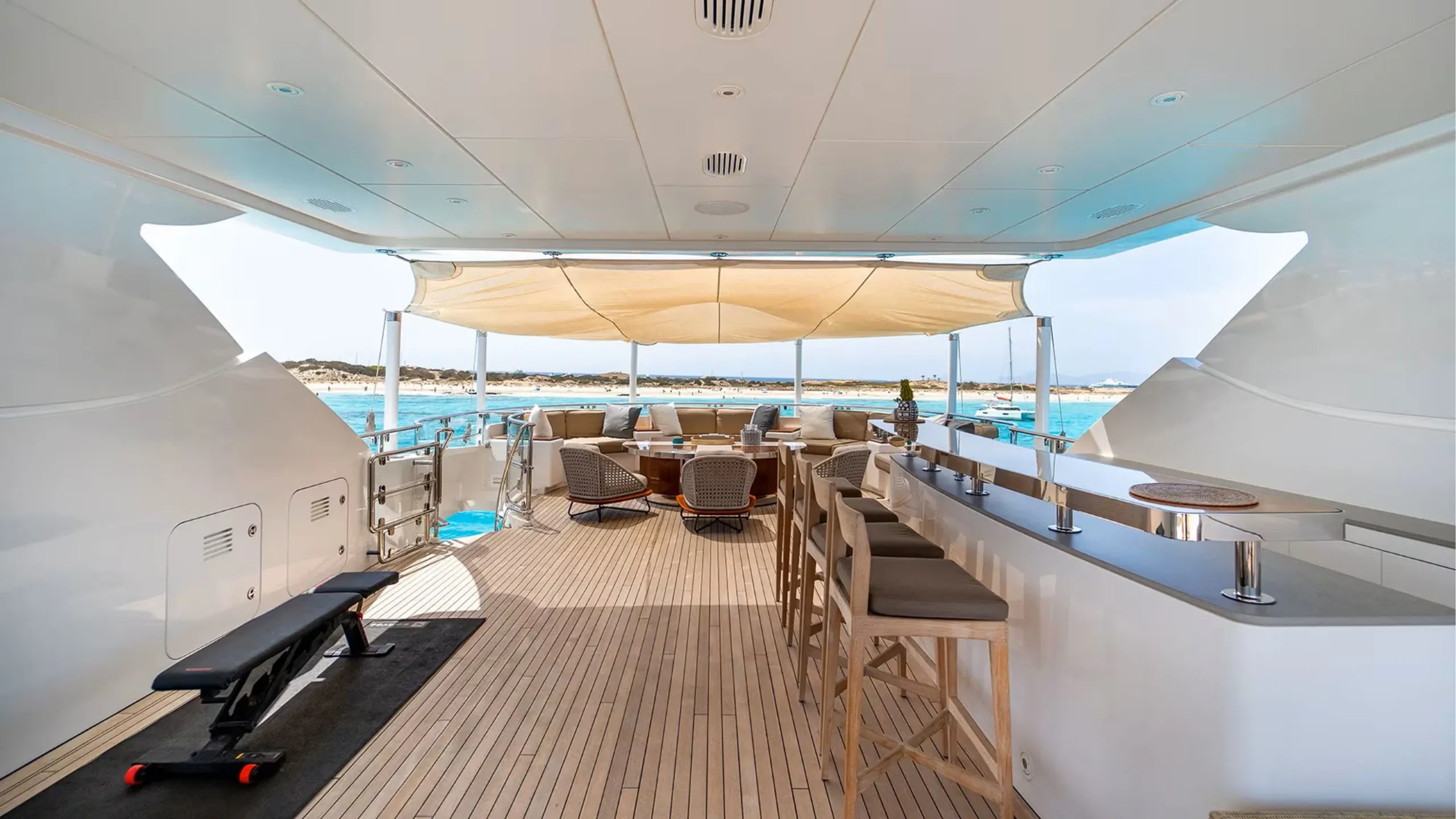 Heesen 46.7m (photograph 2)