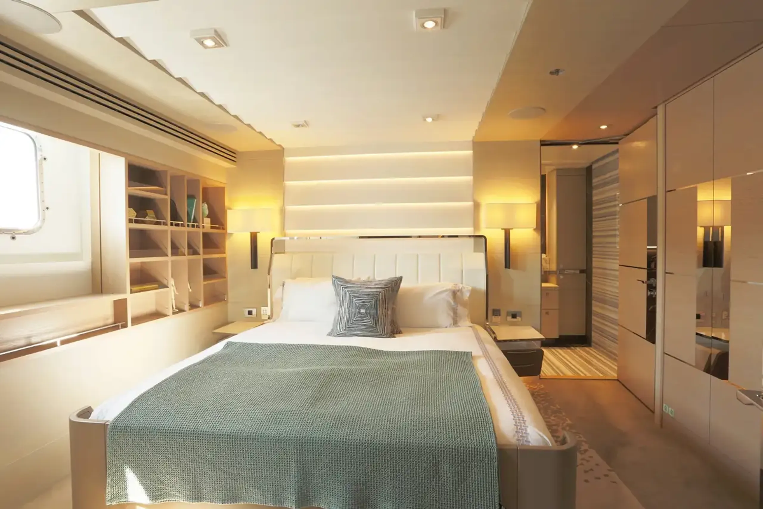Heesen 47m - Photograph 7