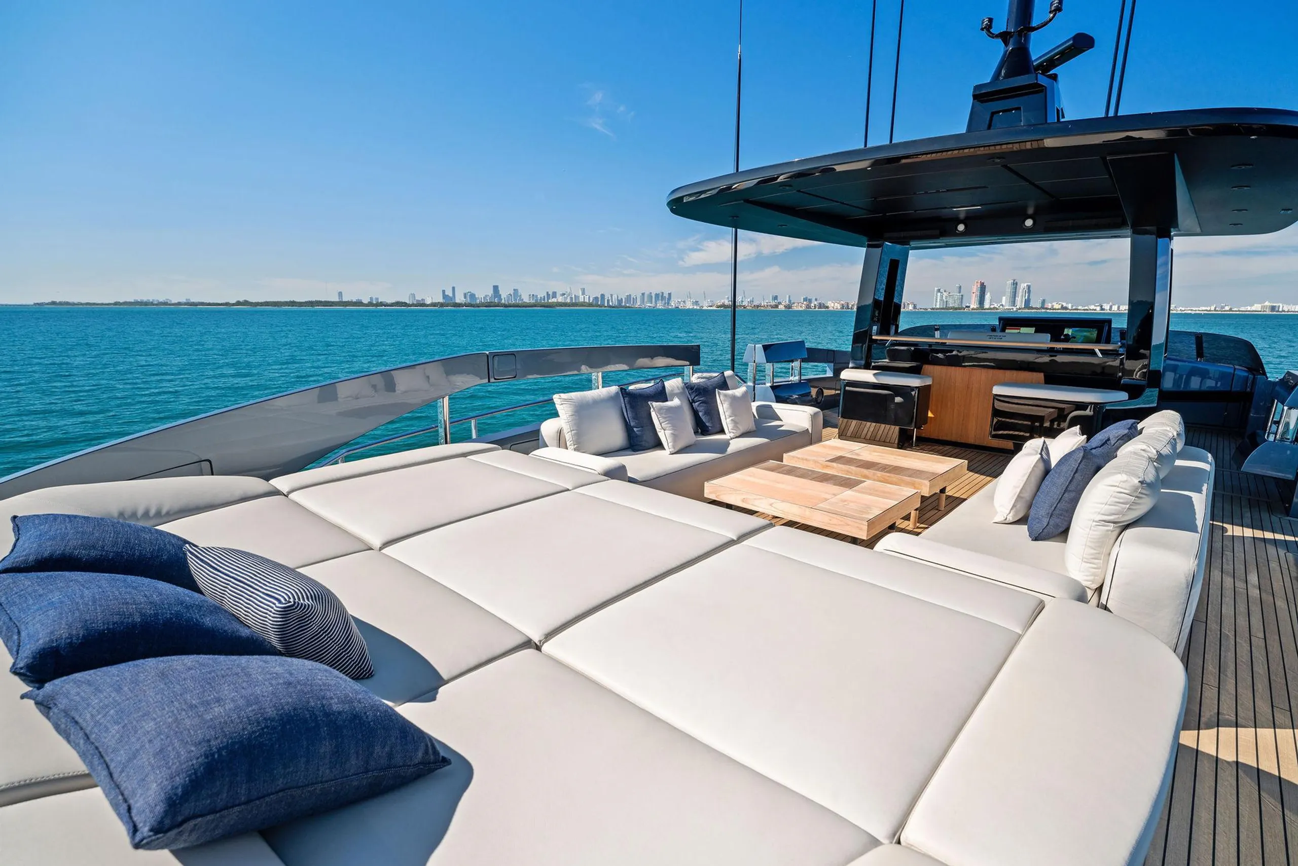 Pershing 35m - Photograph 8
