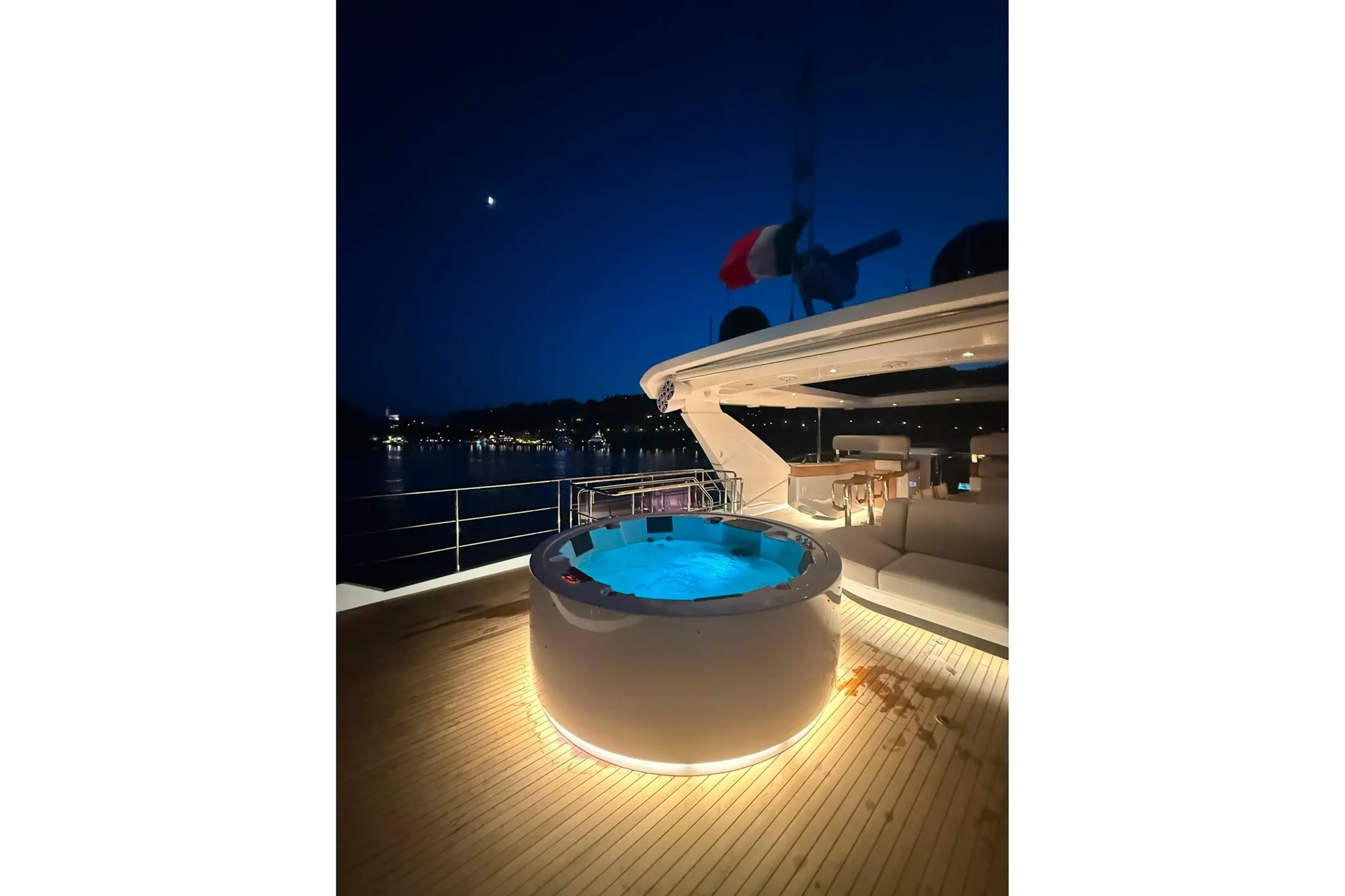 Azimut 27m - Photograph 3