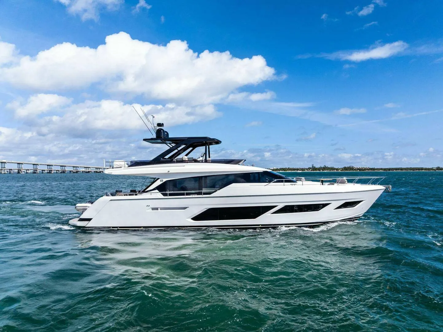 يخت Ferretti بطول 22 متراً، الصورة 1