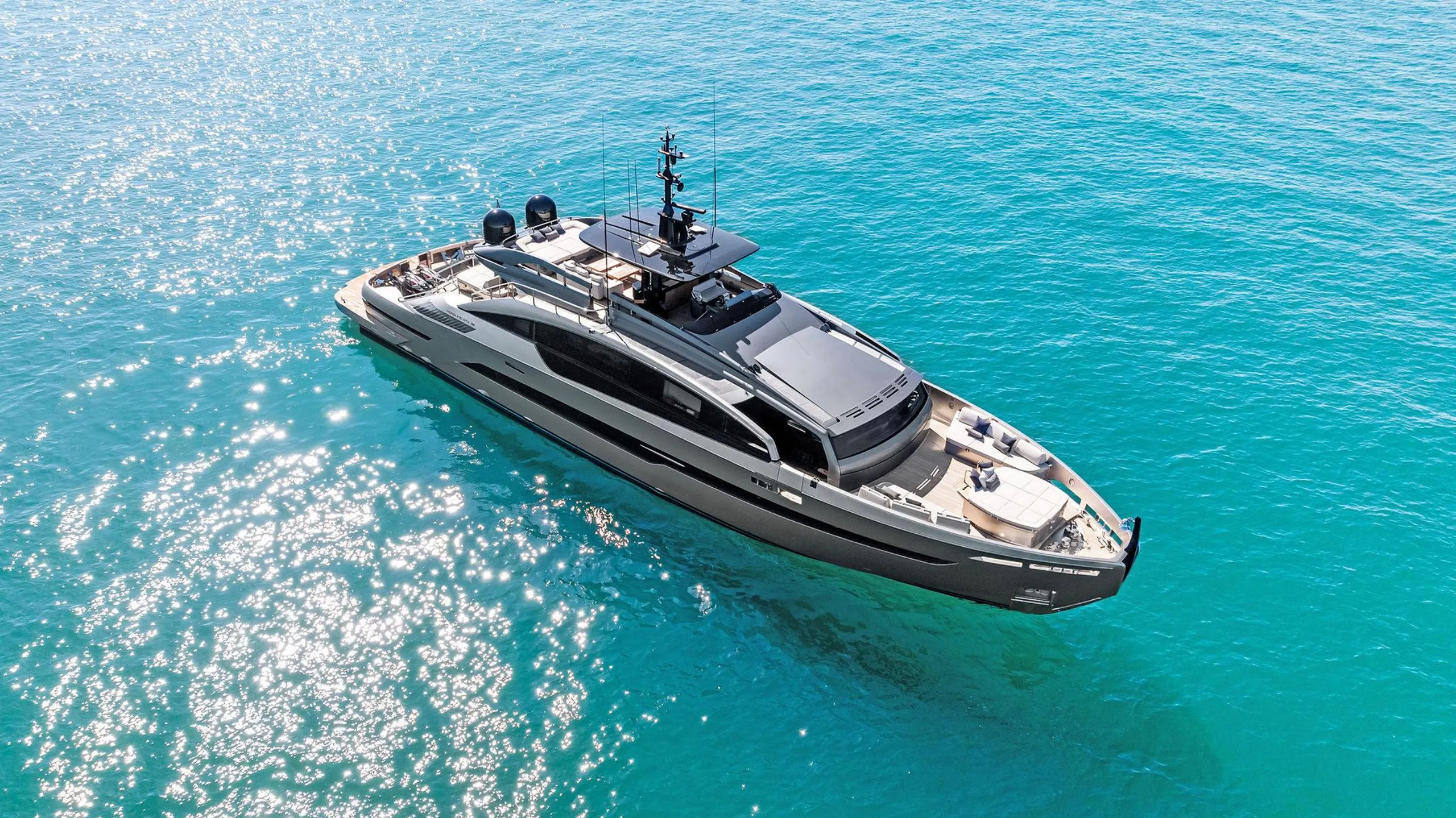 Pershing 35m - Photograph 5