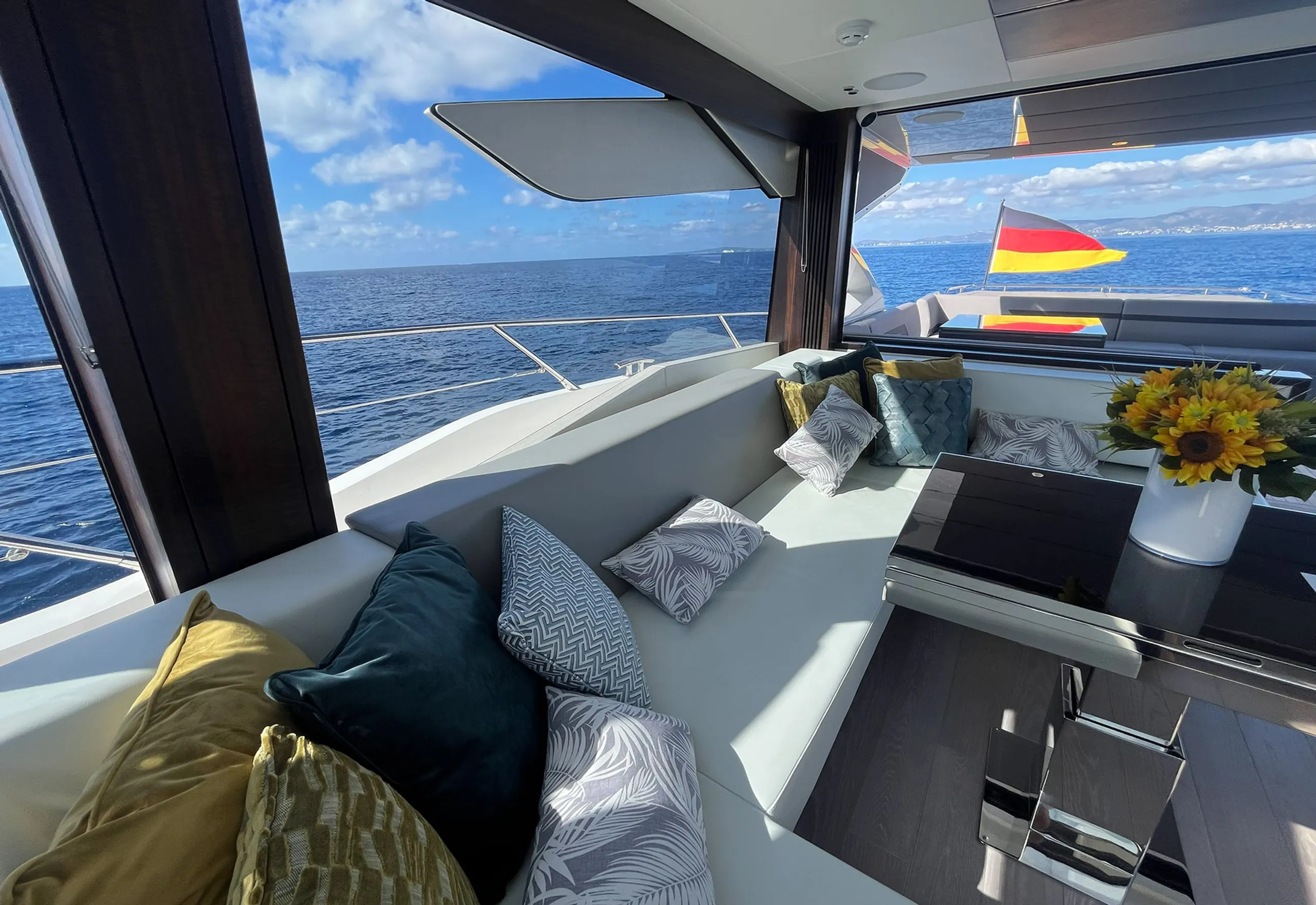 Sunseeker 23m - Photograph 9