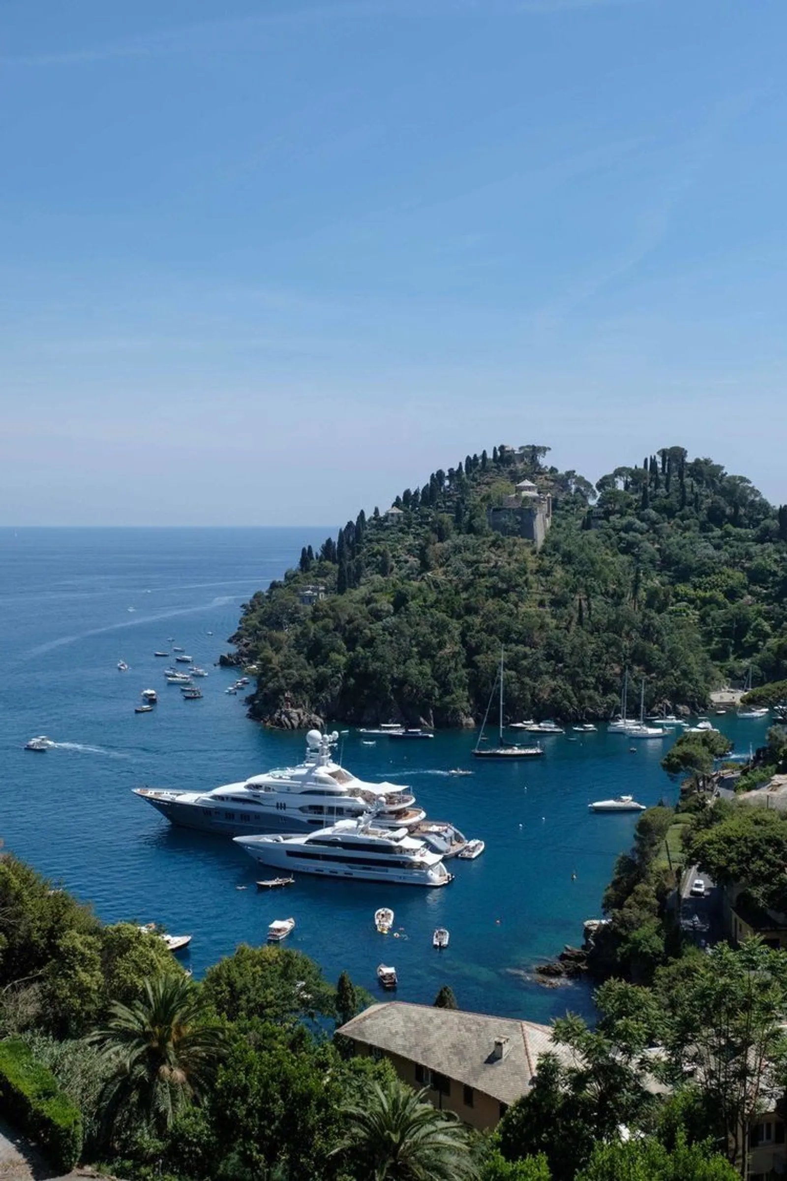 Yacht a motore all'ancora in una baia riparata del Mediterraneo