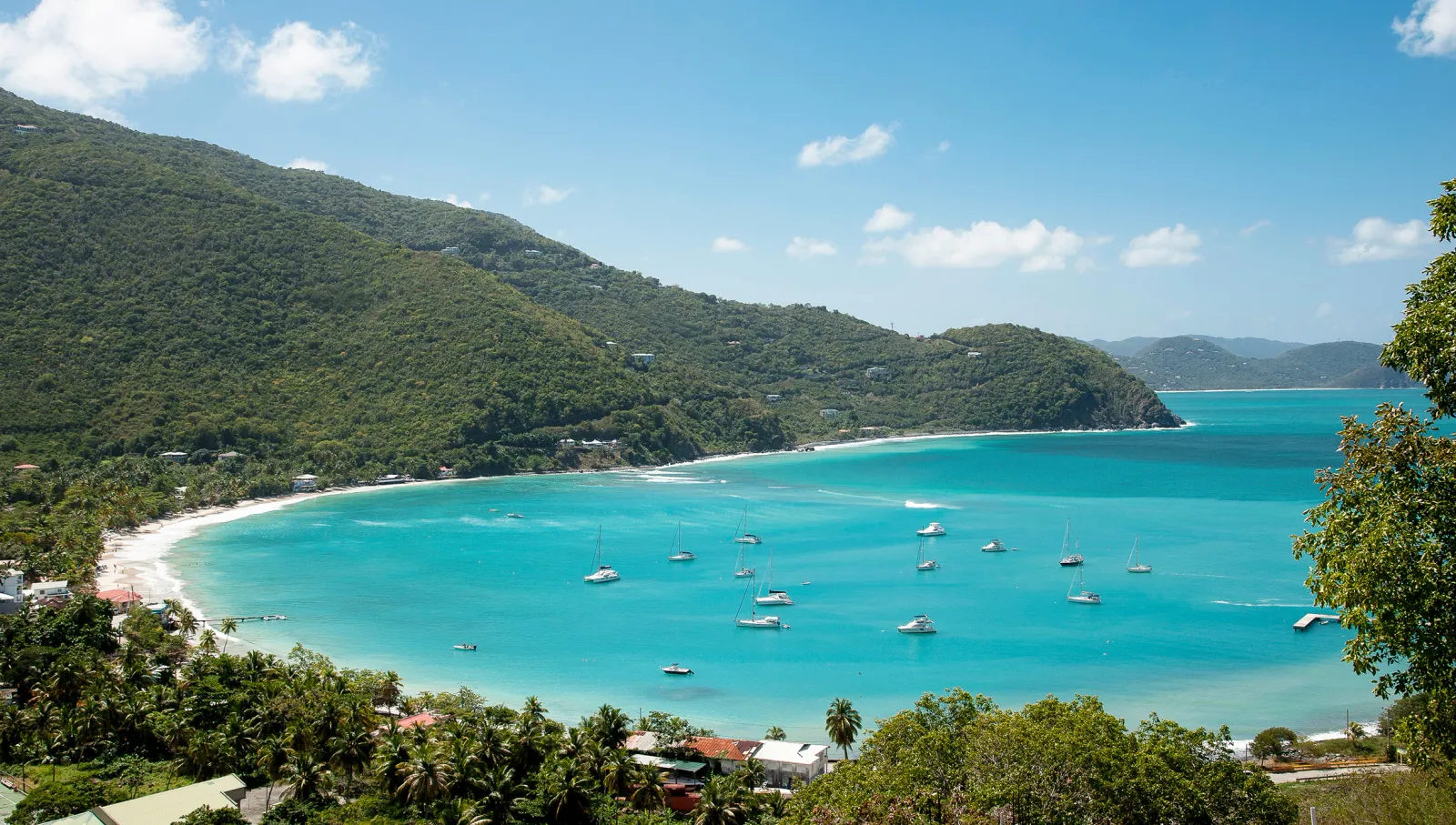Yacht all'ancora in una baia turchese delle Isole Vergini britanniche