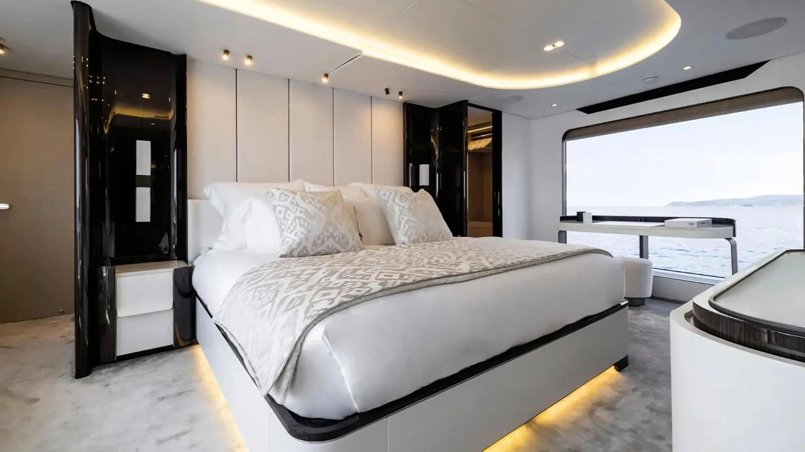 Azimut 32m - Photograph 6