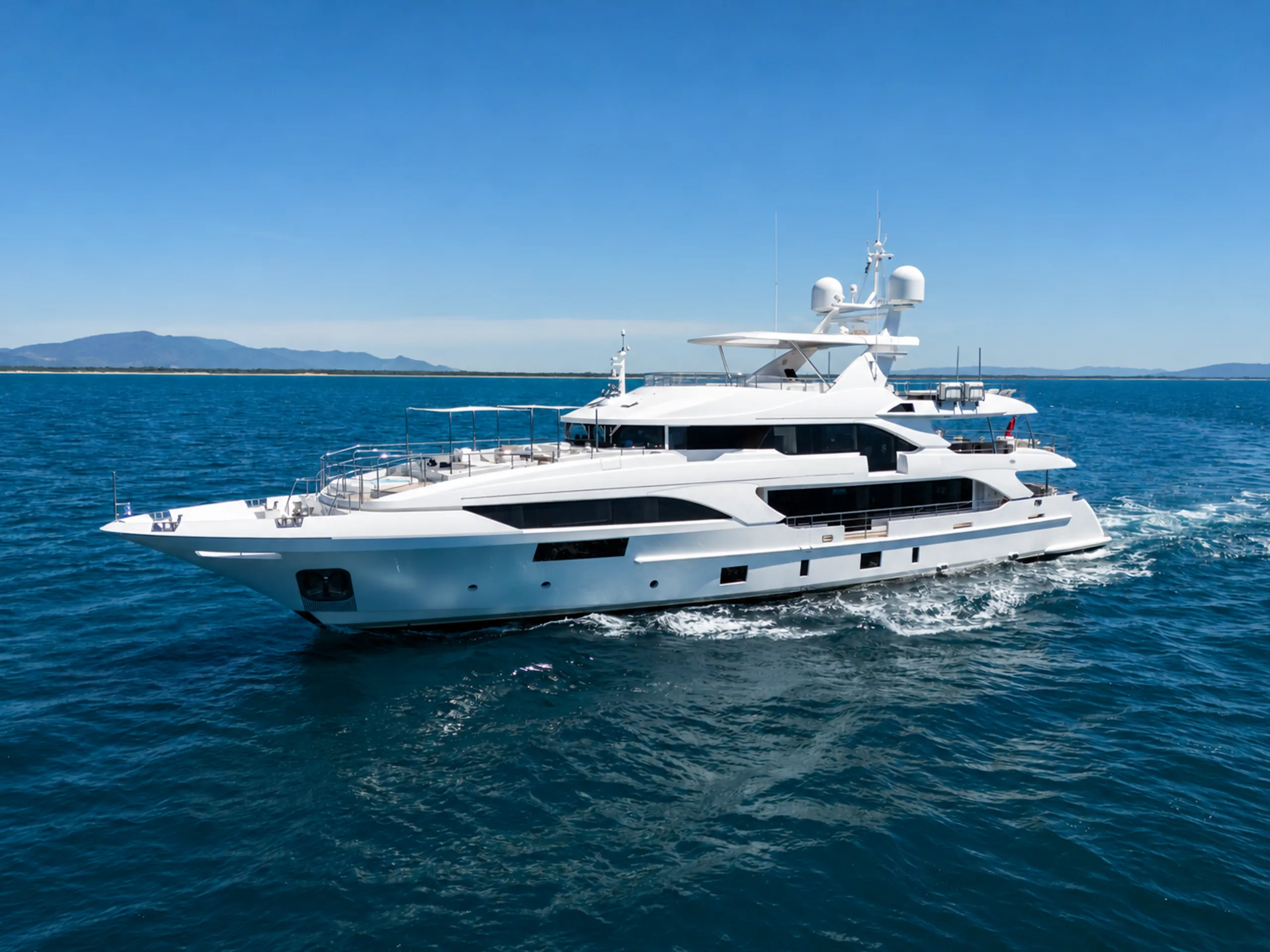 Benetti 40m - Photograph 1