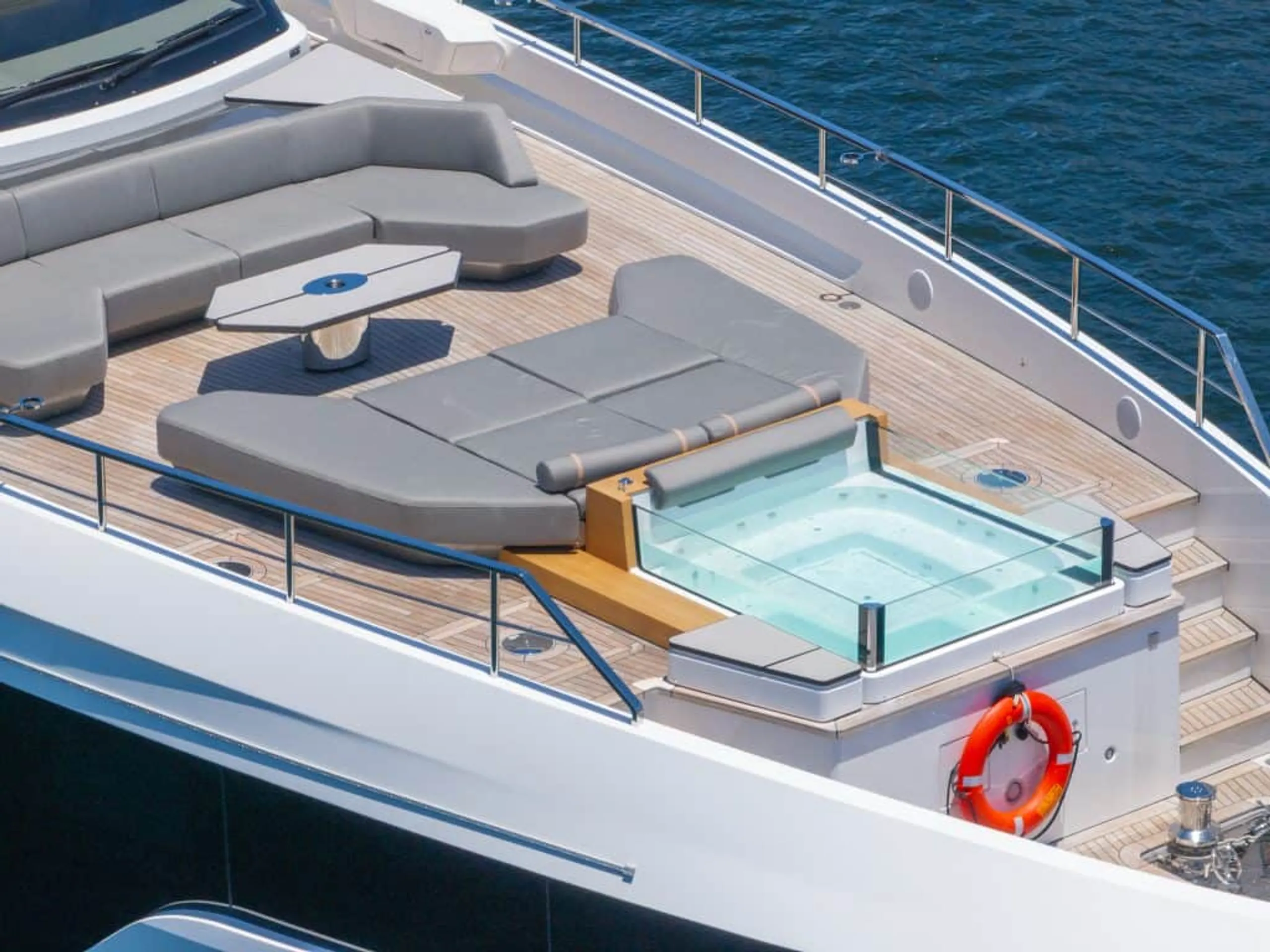Azimut 35m - Photograph 6