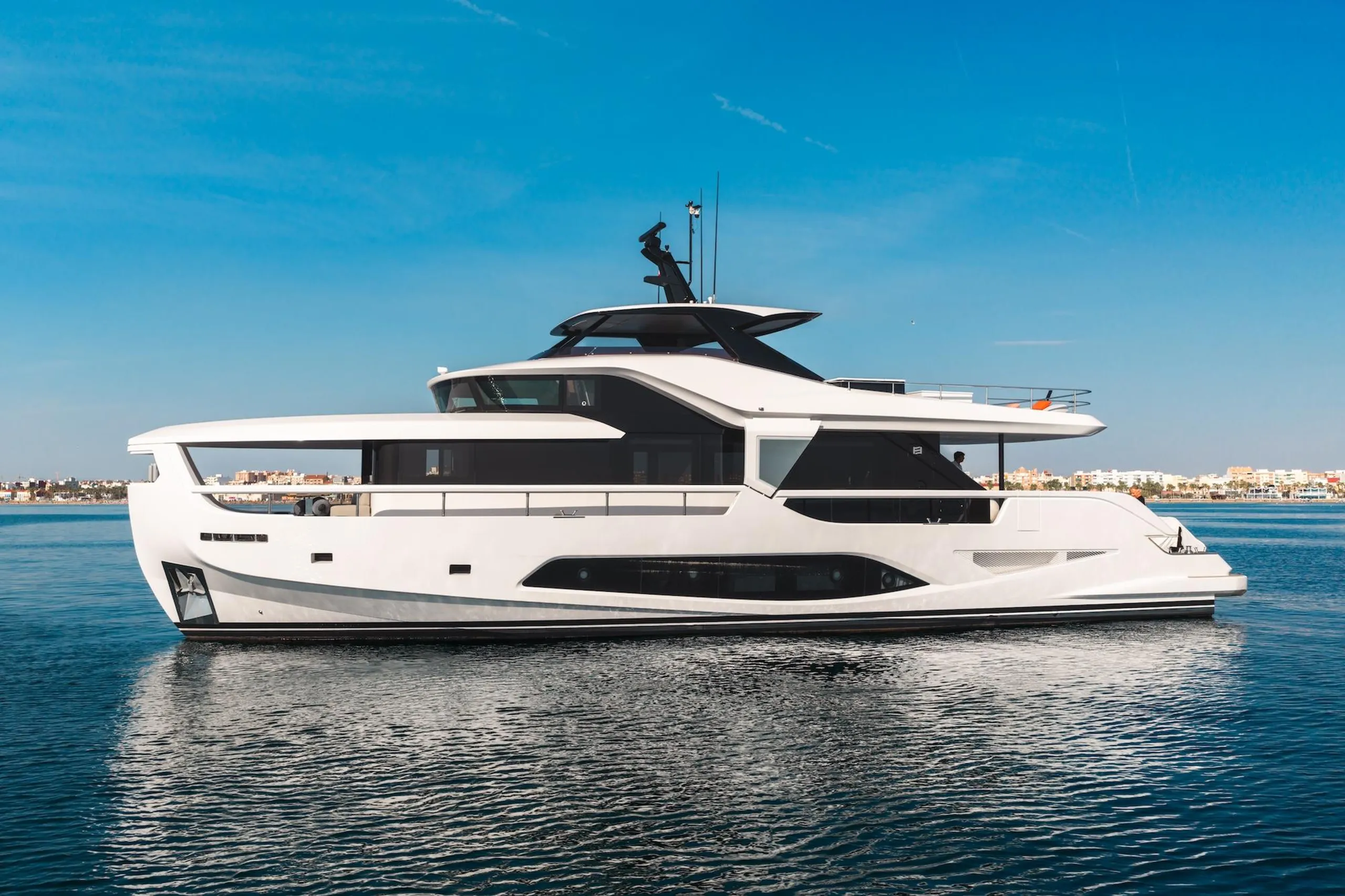 Ferretti 24m - Photograph 7
