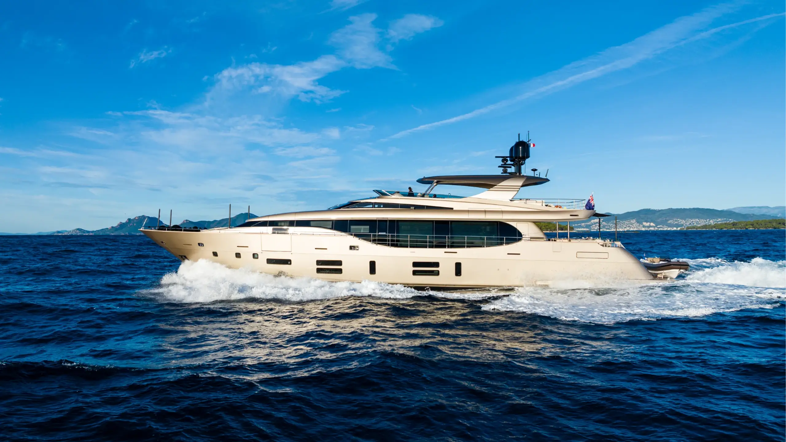 Canados 37-metre at anchor