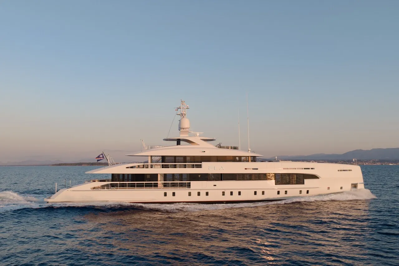 Heesen 50m - Photograph 1