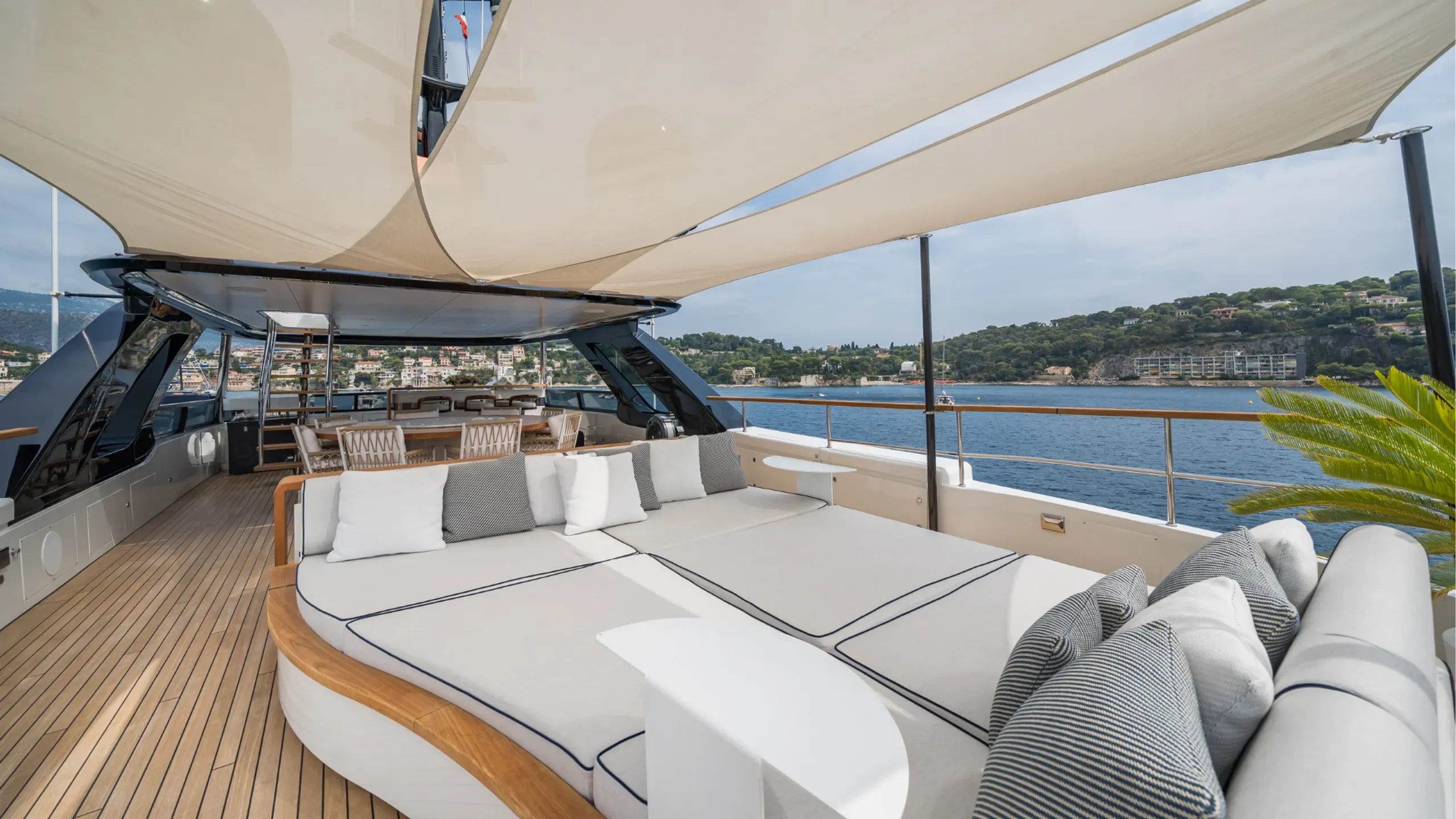 Benetti 36.9m (photograph 4)