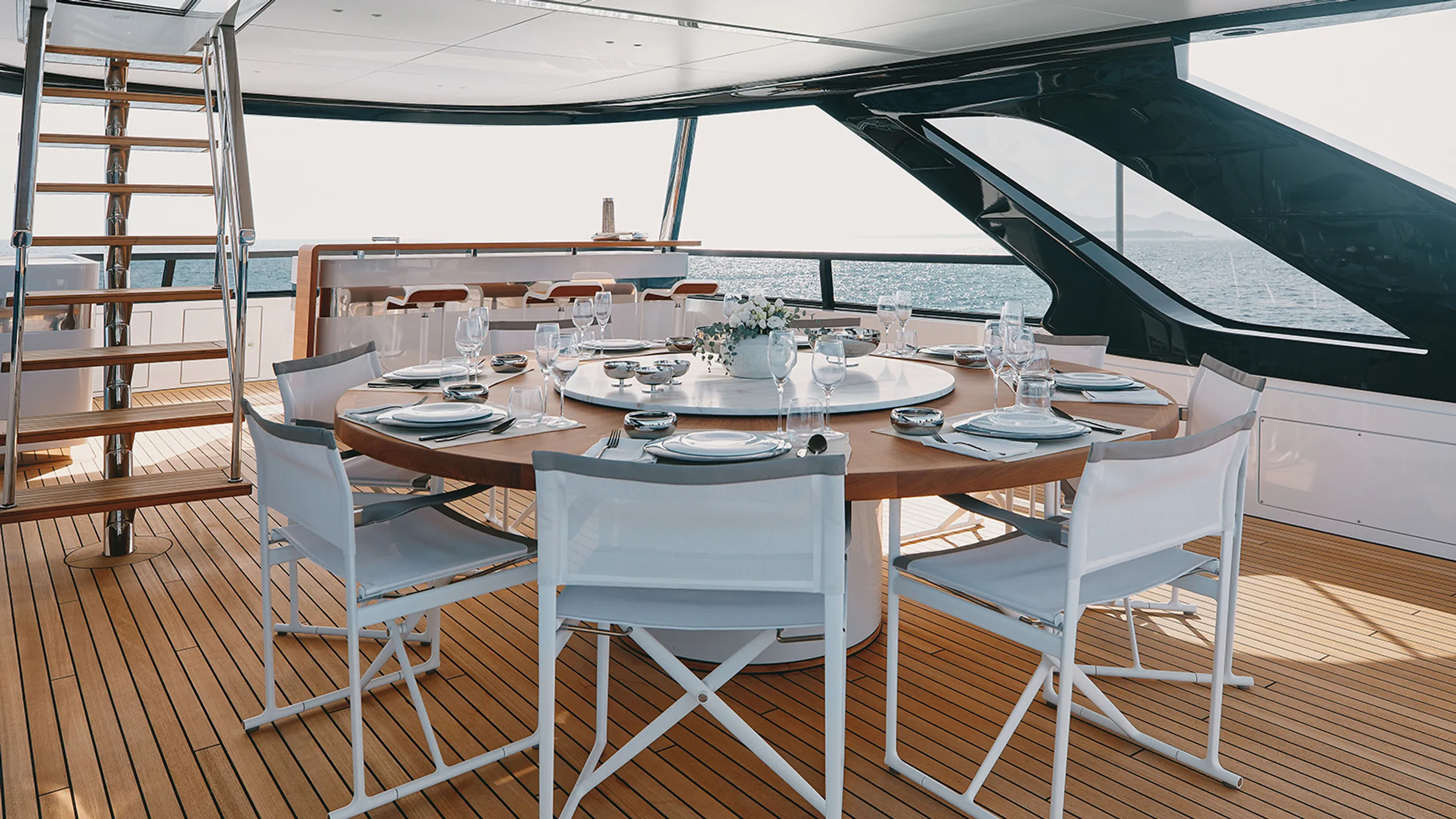 Benetti 37m - Photograph 8