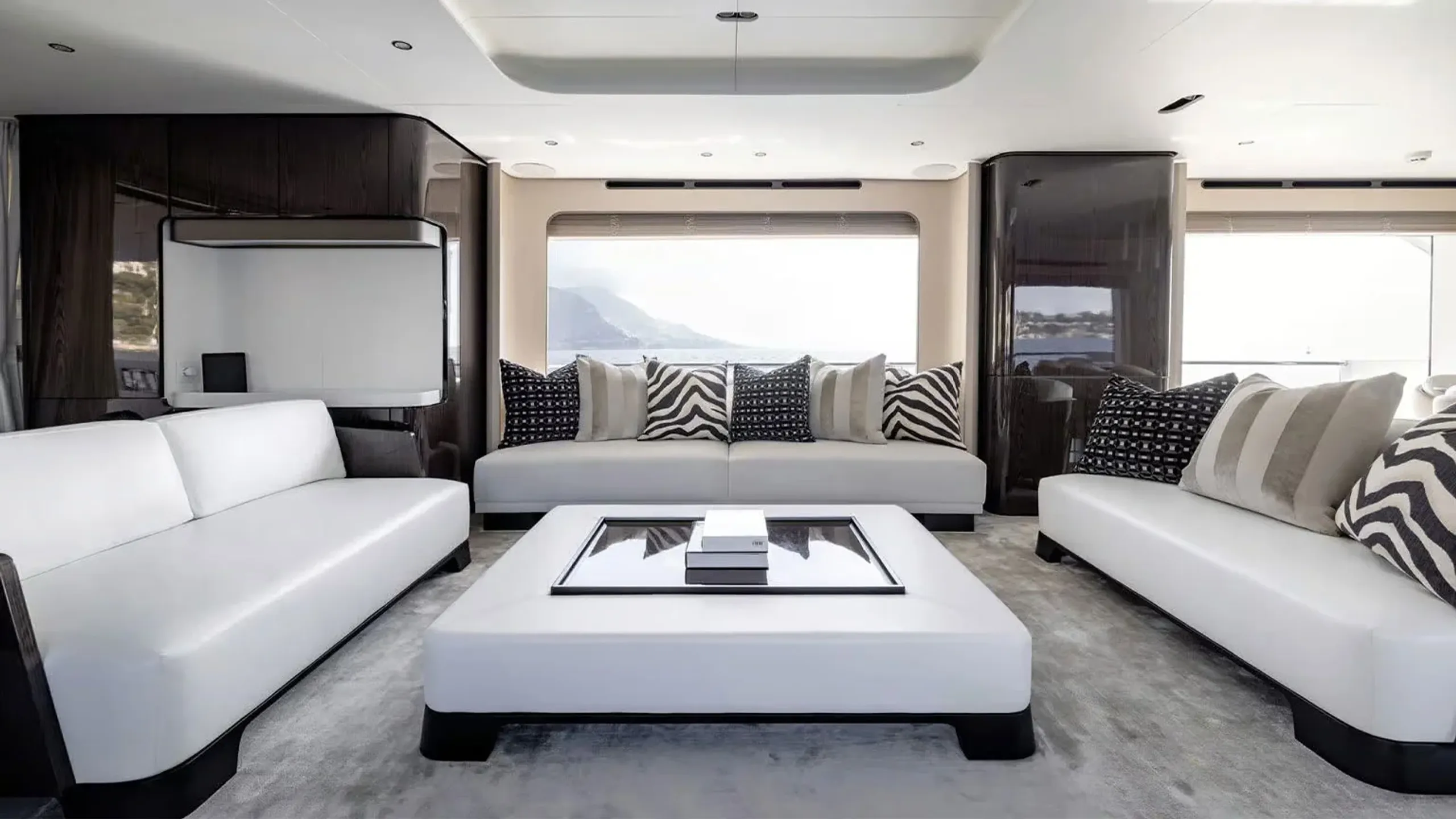 Azimut 32m - Photograph 3