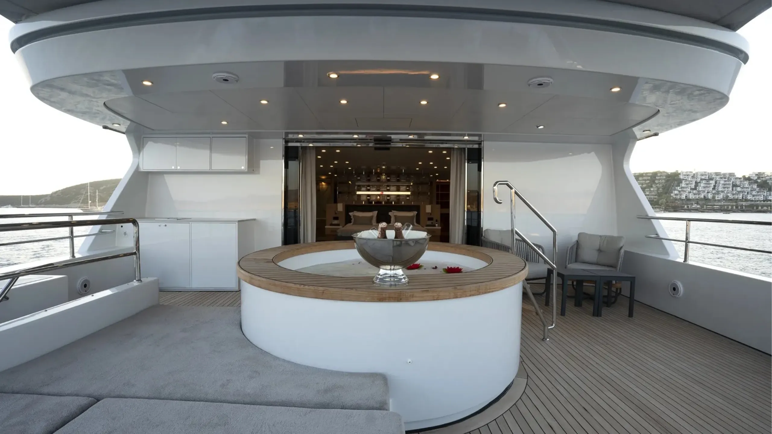 Custom 43m (photograph 5)