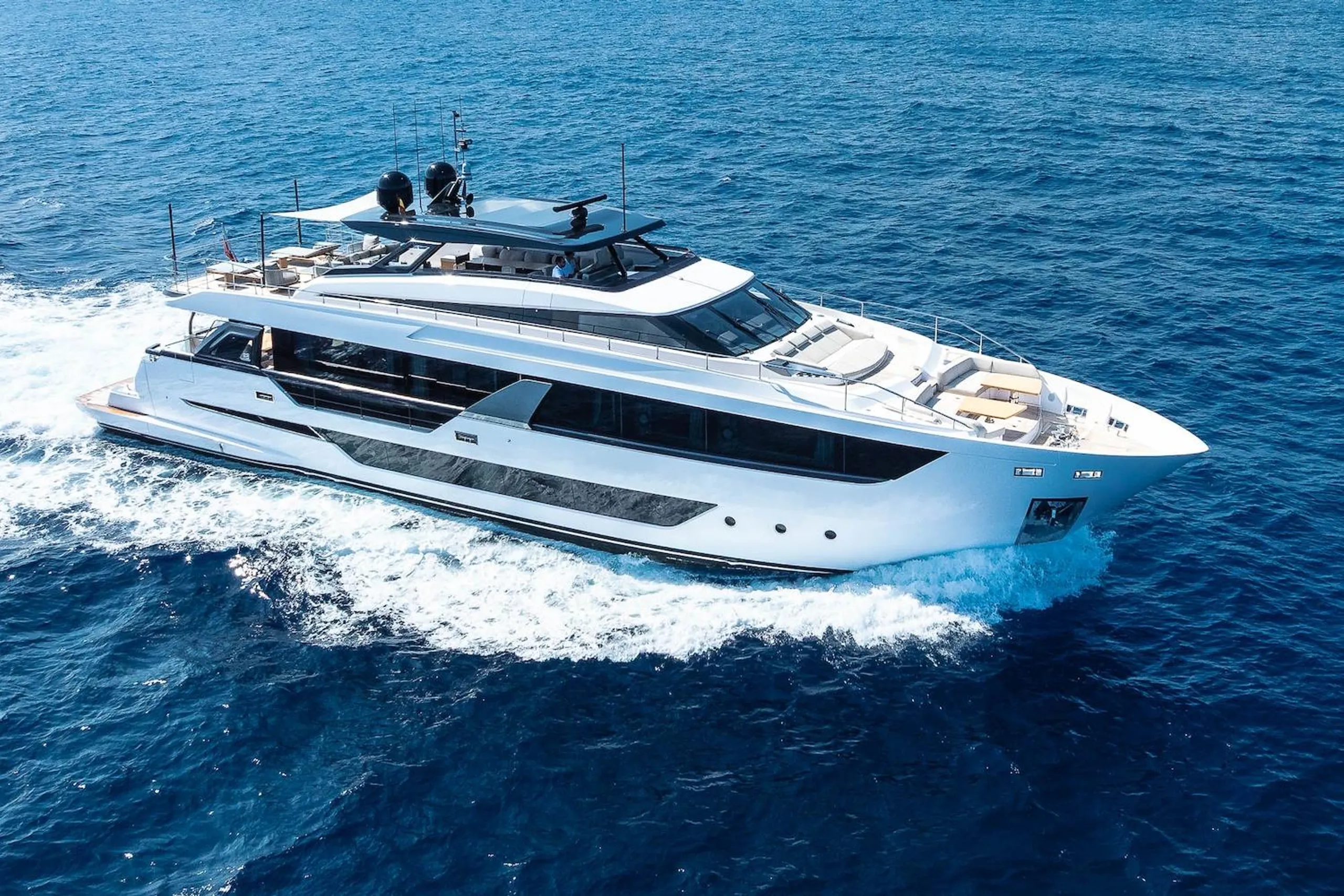 Ferretti 30m - Photograph 1