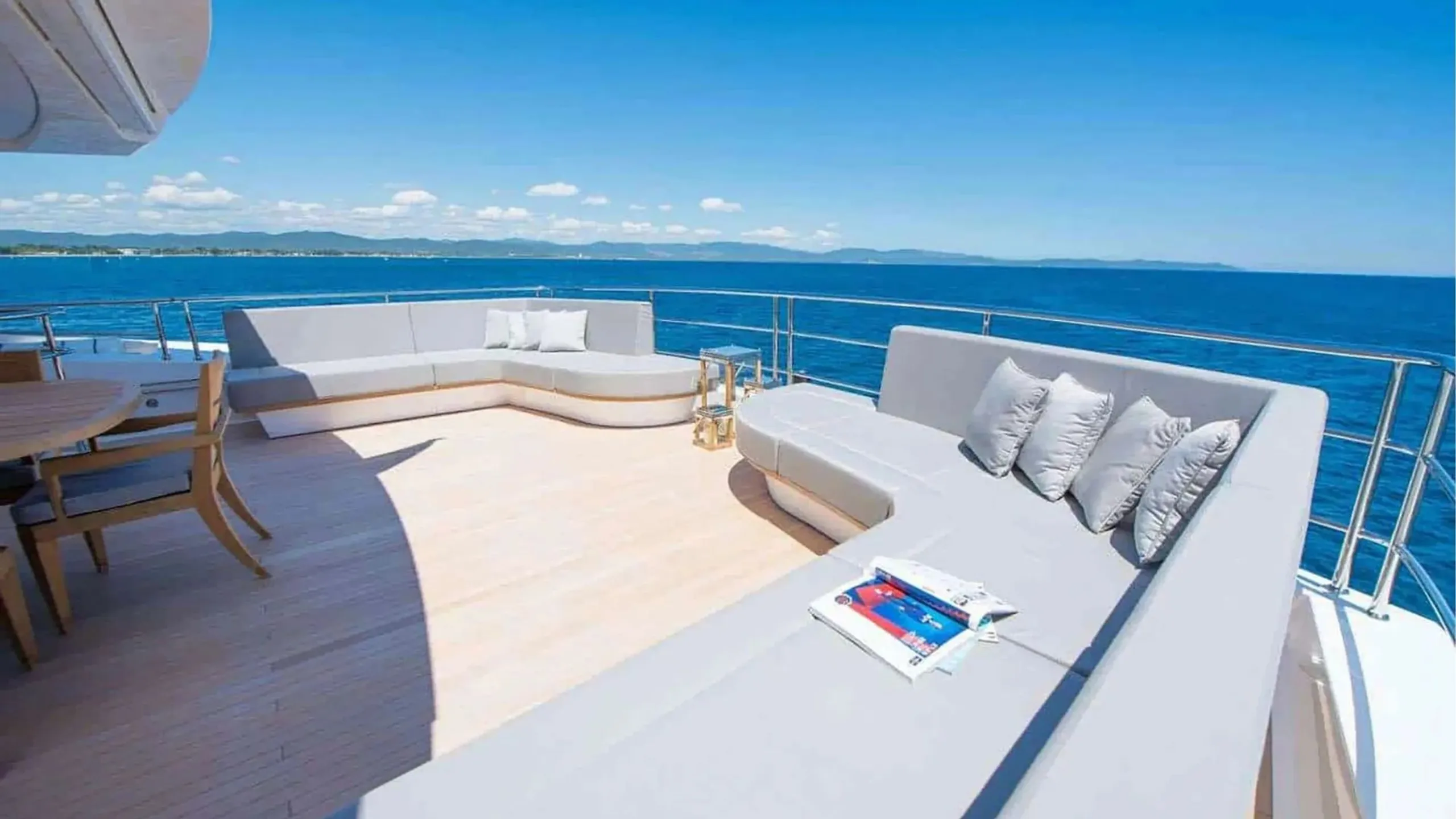 Sunseeker 40m, exterior detail.