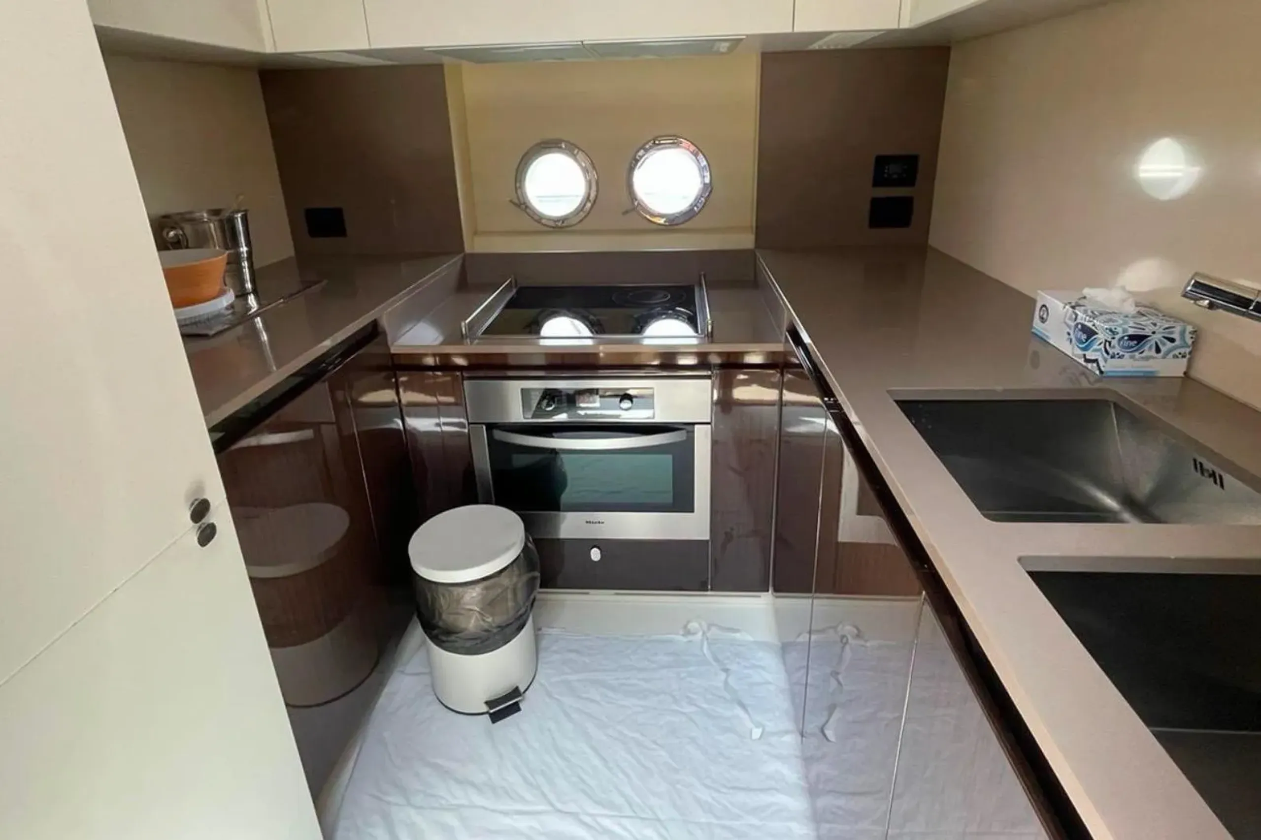 Azimut 23m - Photograph 3