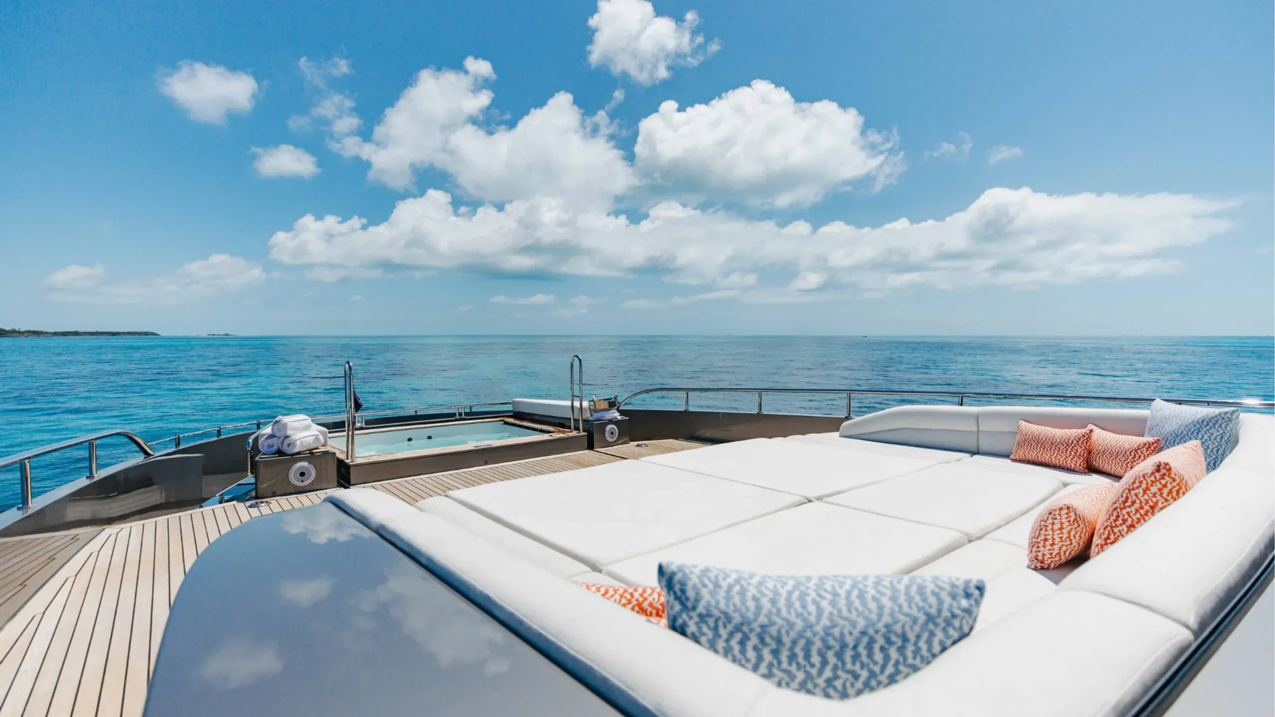 Ocean Alexander 34.57m (photograph 12)