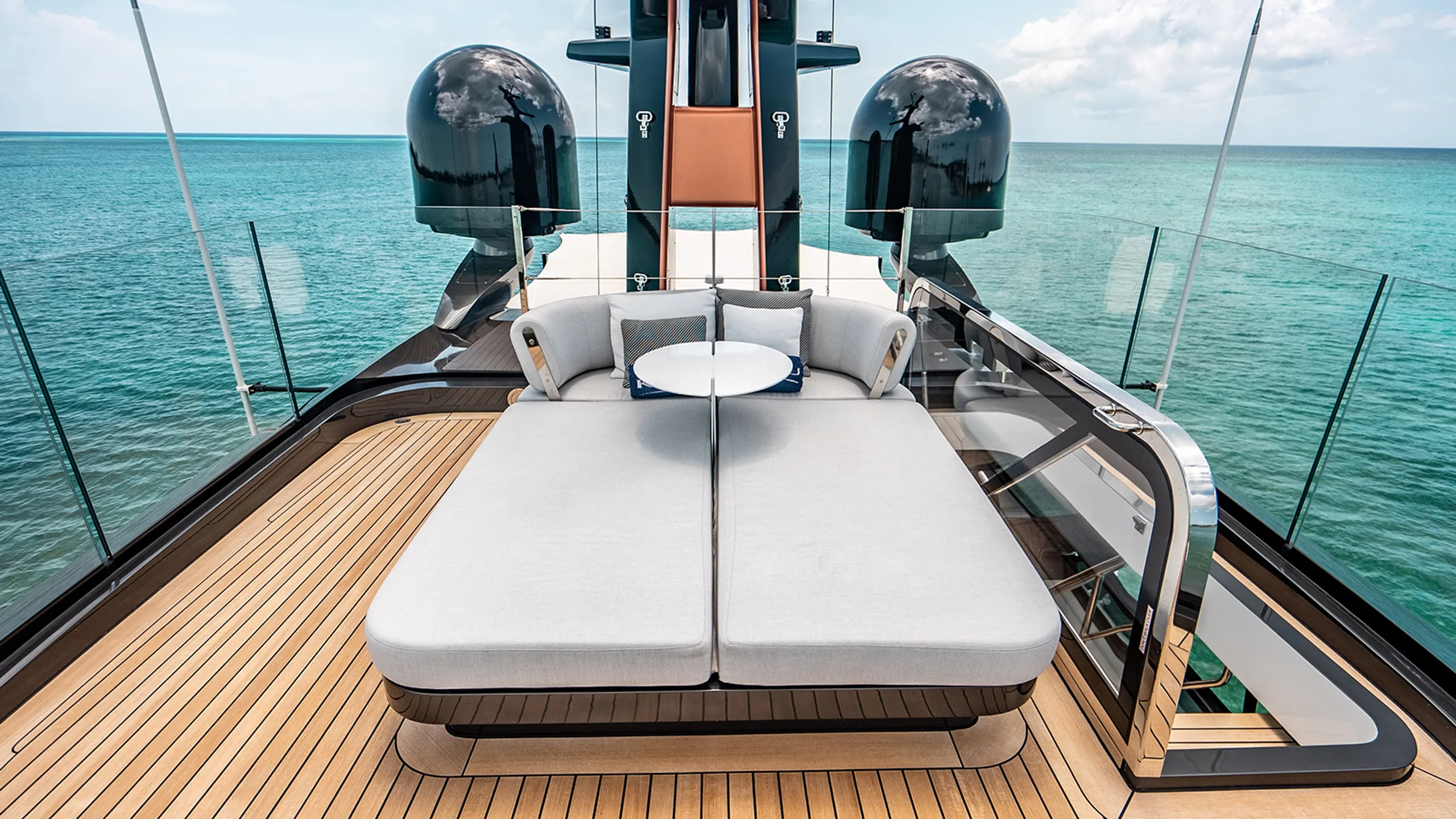 Benetti 37m - Photograph 2