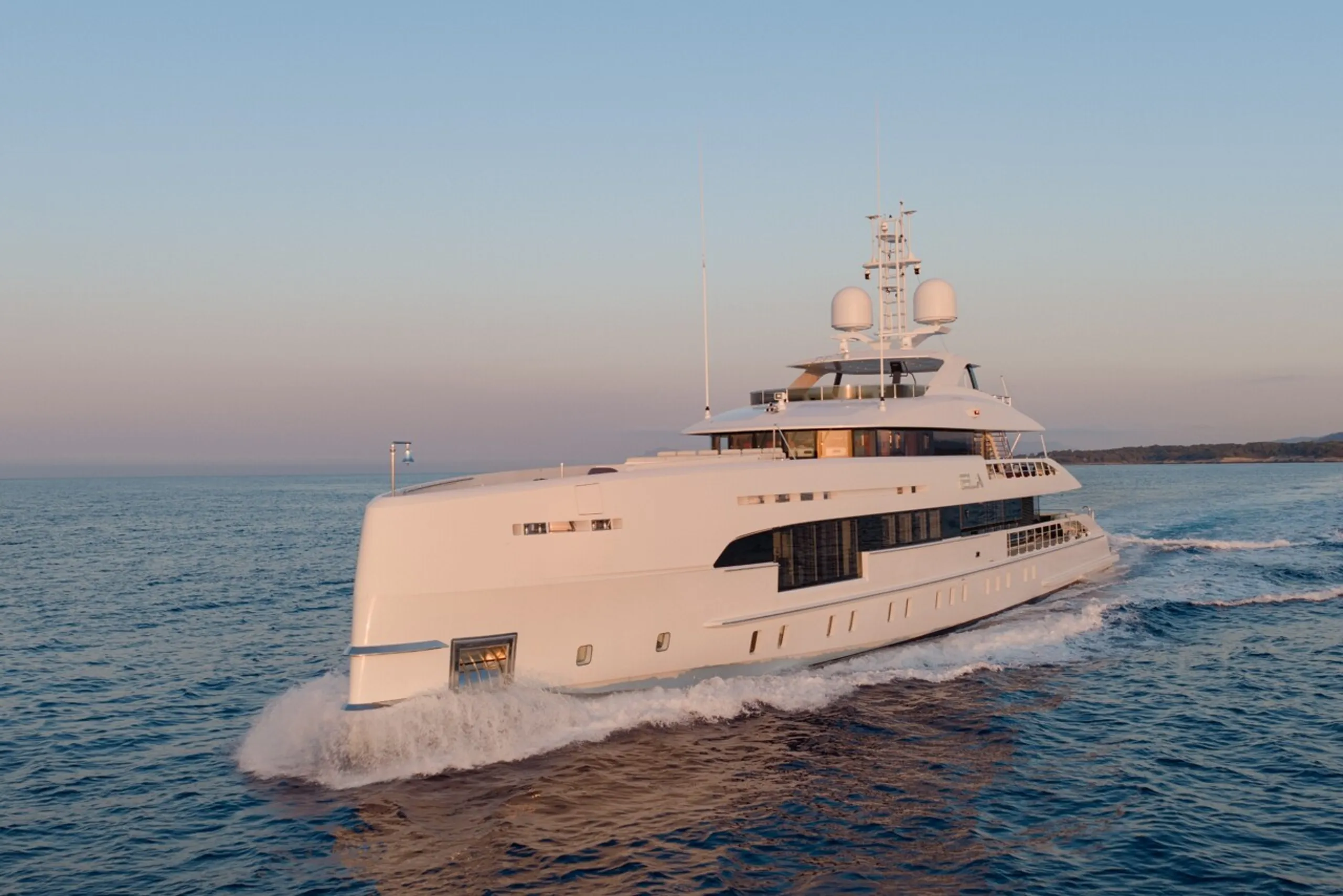 Heesen 50m - Photograph 3
