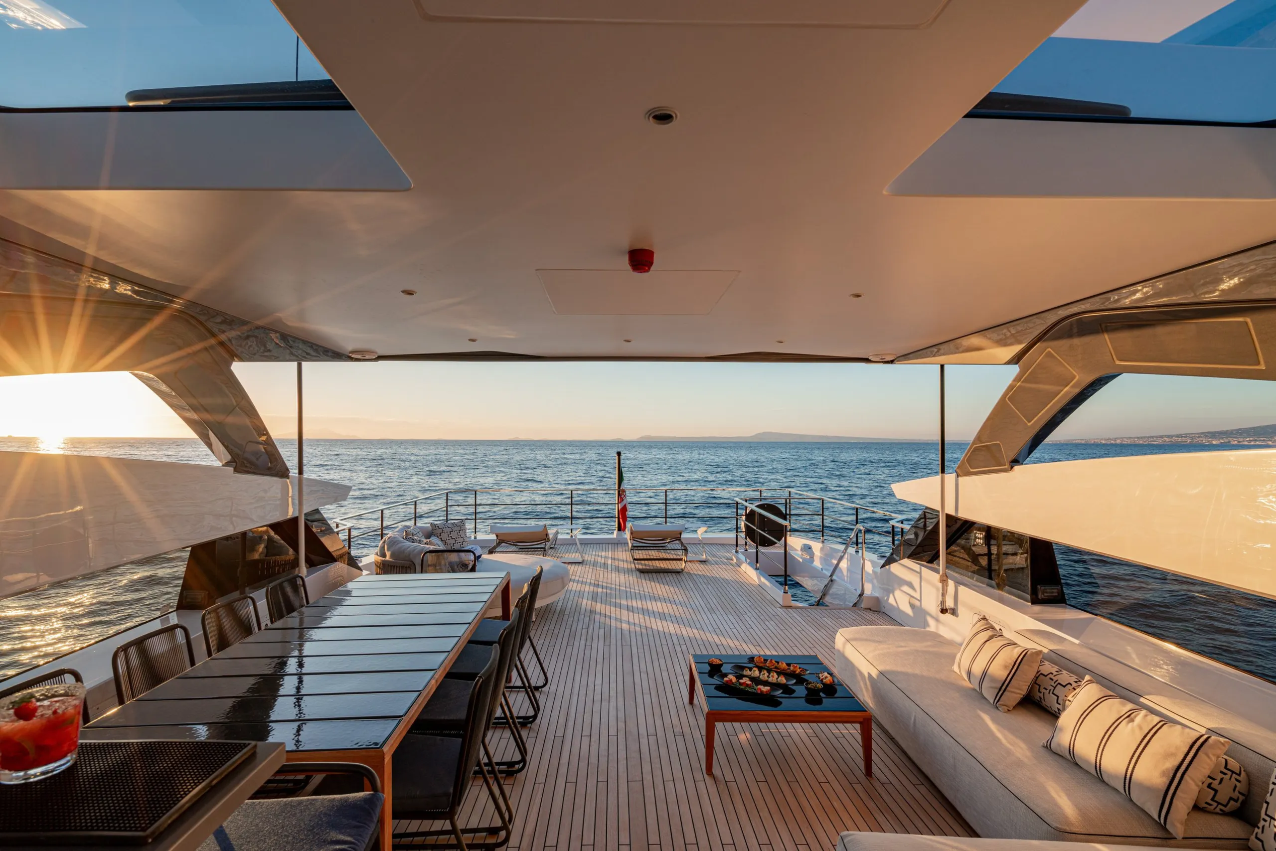 Ferretti 33m (photograph 6)