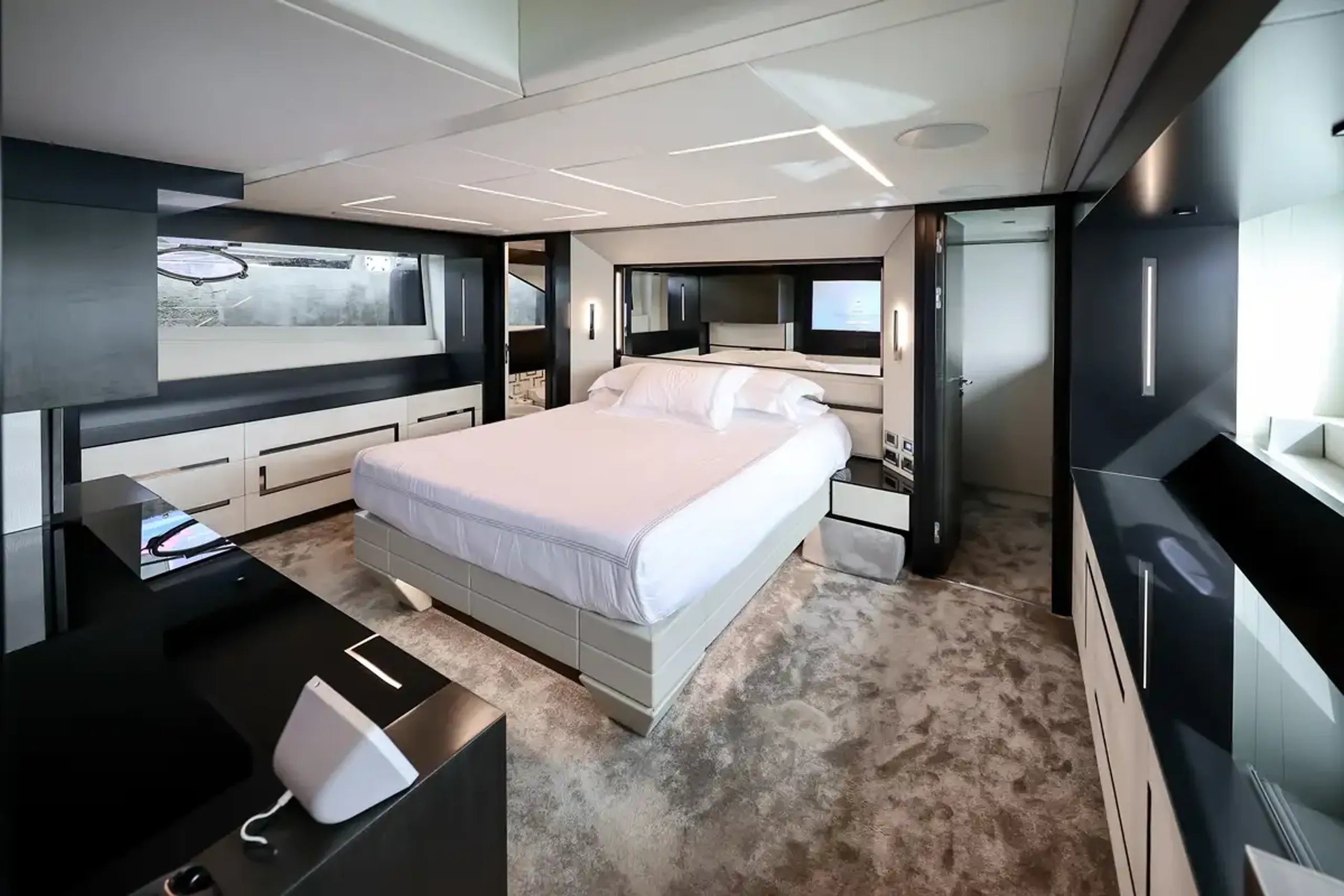 Pershing 28m - Photograph 5