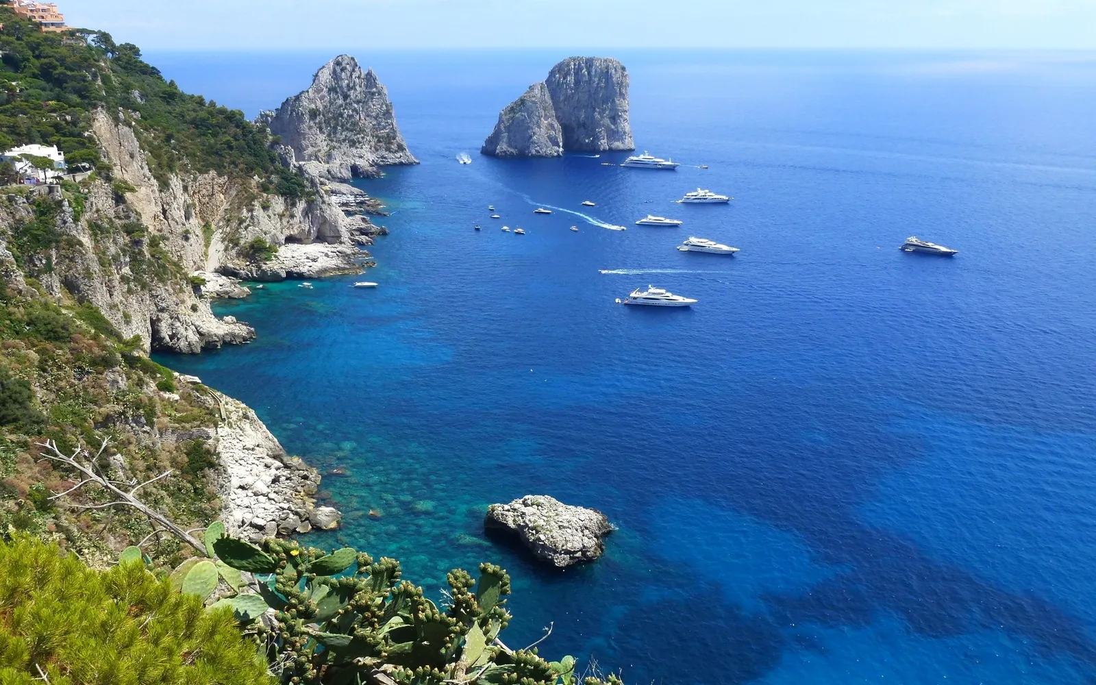 Yacht in navigazione vicino ai Faraglioni di Capri, in Italia