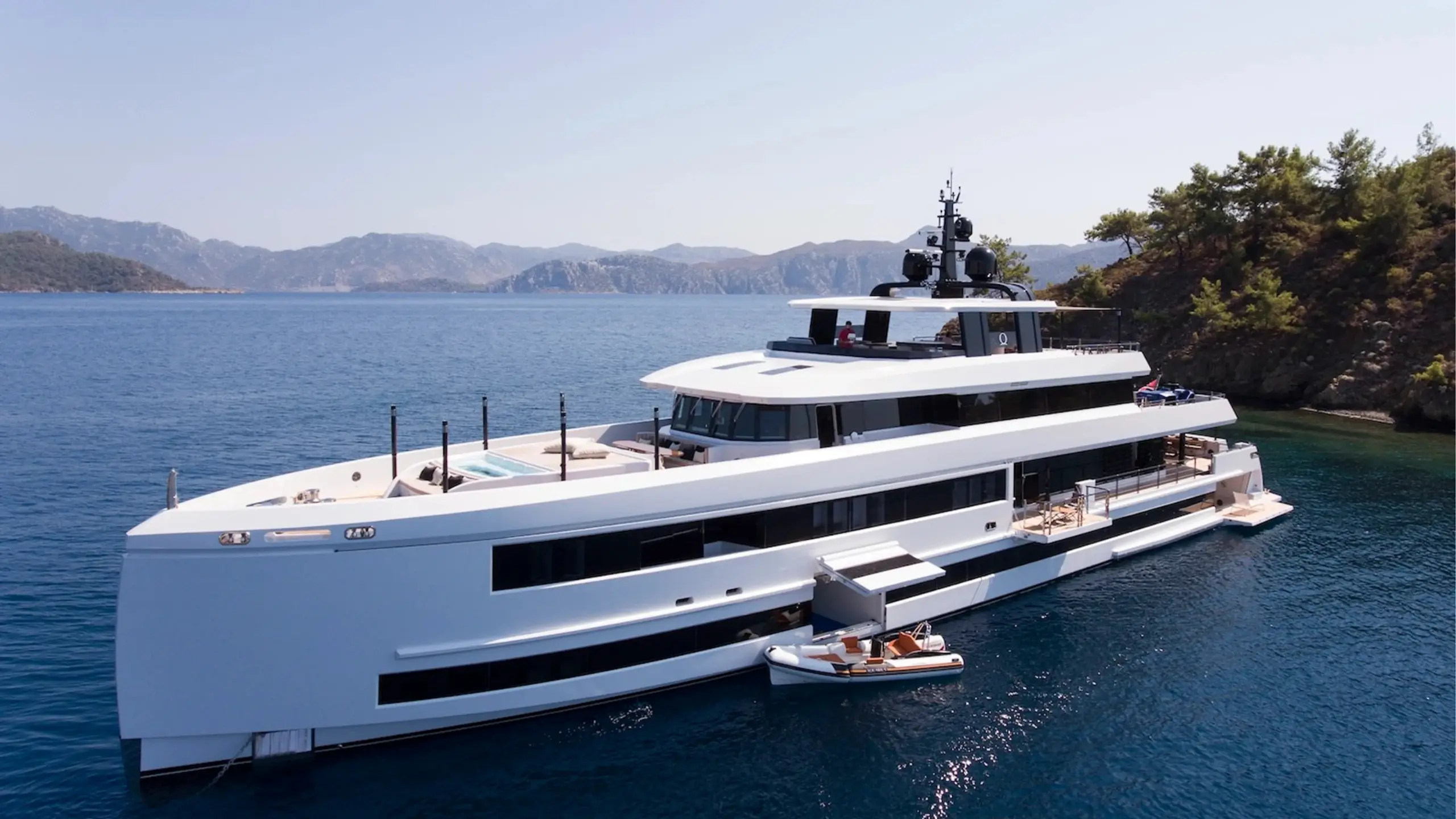 Mengi Yay Yachts 46-metre at anchor