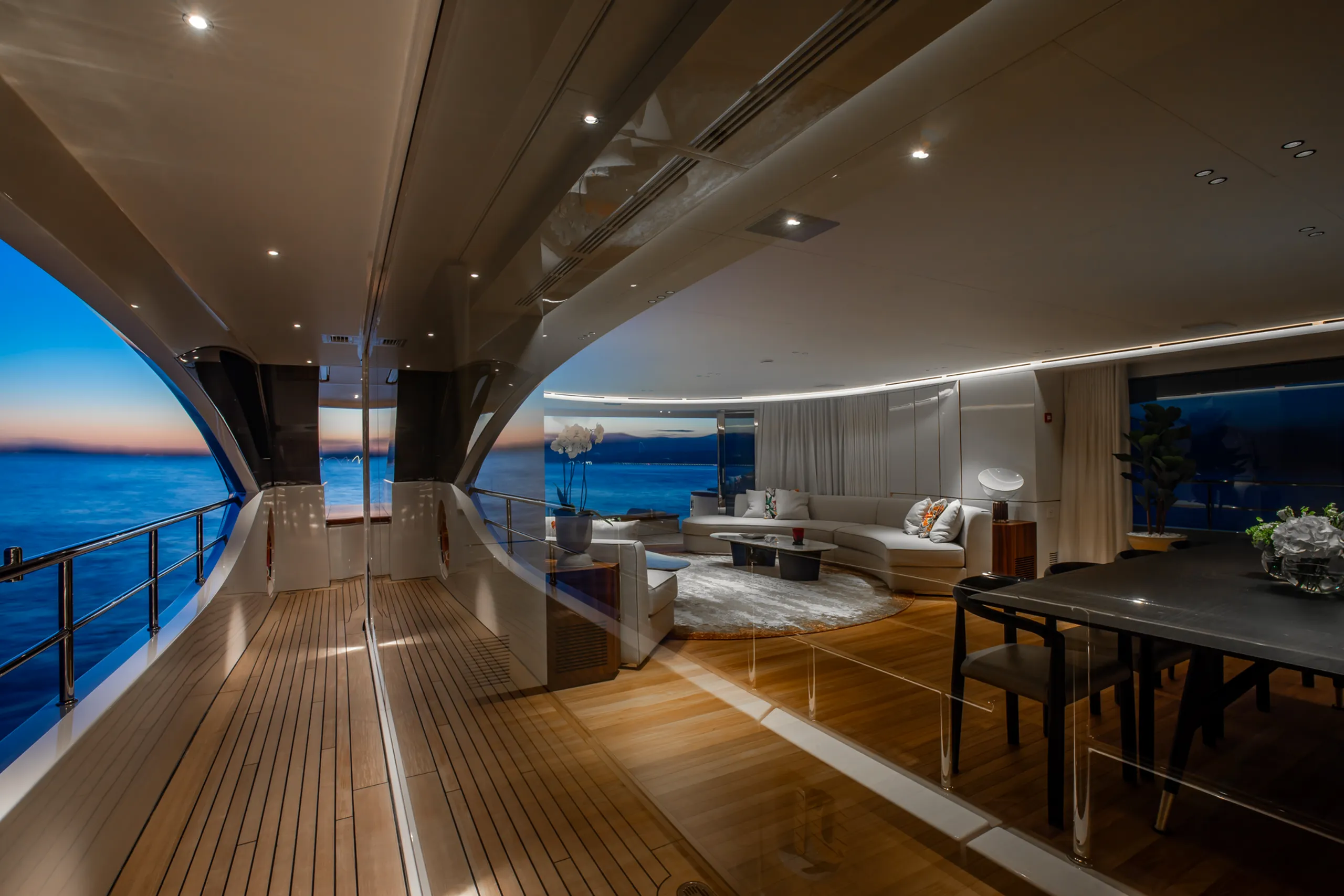 Benetti 41m - Photograph 4